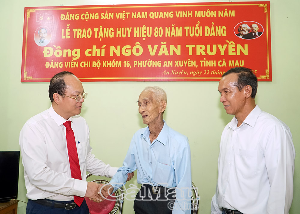 Bí thư Tỉnh ủy Nguyễn Hồ Hải tri ân, vinh danh những cống hiến kiên trung, bền bĩ của đảng viên Ngô Văn Truyền, đảng viên thuộc thế hệ tiền bối cách mạng của quê hương, đất nước.