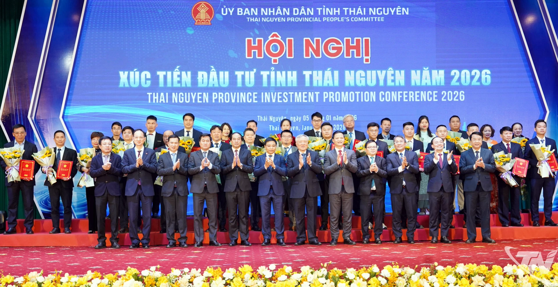 Ph&oacute; Thủ tướng Thường trực Ch&iacute;nh phủ Nguyễn H&ograve;a B&igrave;nh v&agrave; c&aacute;c đồng ch&iacute; l&atilde;nh đạo tỉnh Th&aacute;i Nguy&ecirc;n chụp ảnh với c&aacute;c nh&agrave; đầu tư.
