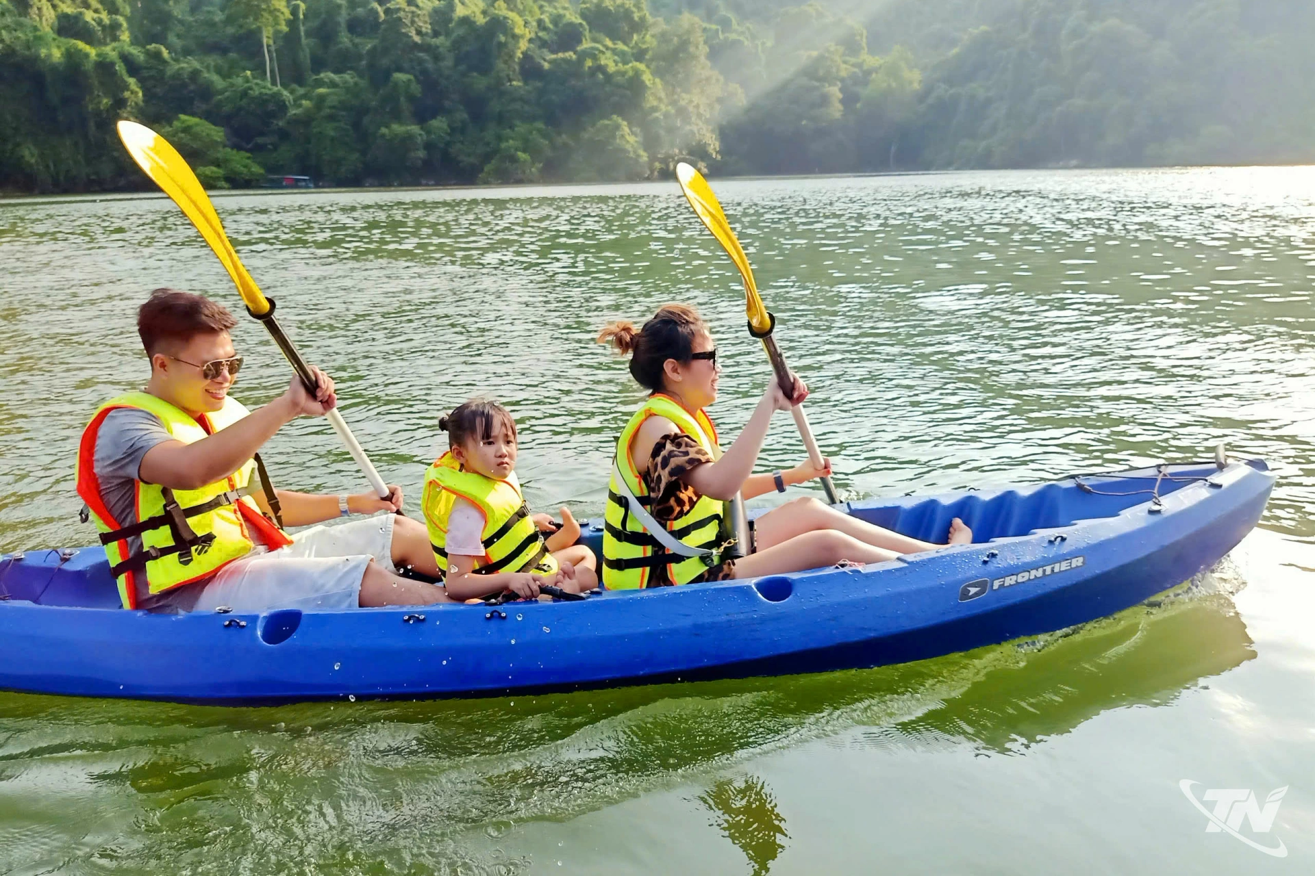 Du khách trải nghiệm chèo thuyền kayak trên hồ Ba Bể, một trong những sản phẩm du lịch hấp dẫn của địa phương.