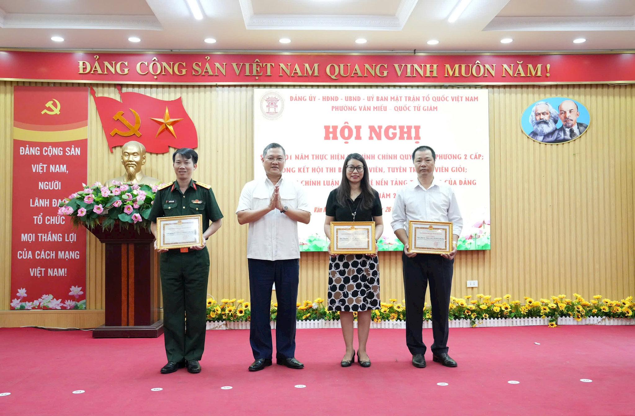 Trong dịp này, UBND phường khen thưởng 45 tập thể có thành tích trong triển khai vận hành chính quyền địa phương hai cấp và tổ chức bộ máy của hệ thống chính trị.. Ảnh: An Quyên