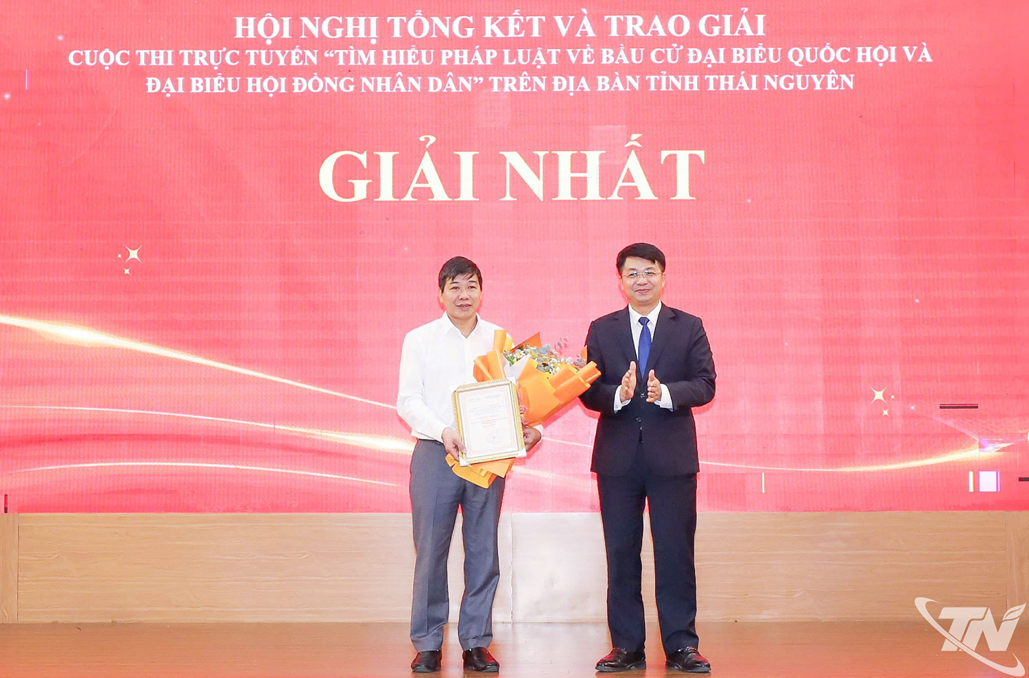 Đồng chí Nông Quang Nhất, Phó Chủ tịch UBND tỉnh, Chủ tịch Hội đồng Phối hợp phổ biến, giáo dục pháp luật tỉnh trao khen thưởng cho đại diện tập thể đoạt giải Nhất Cuộc thi.