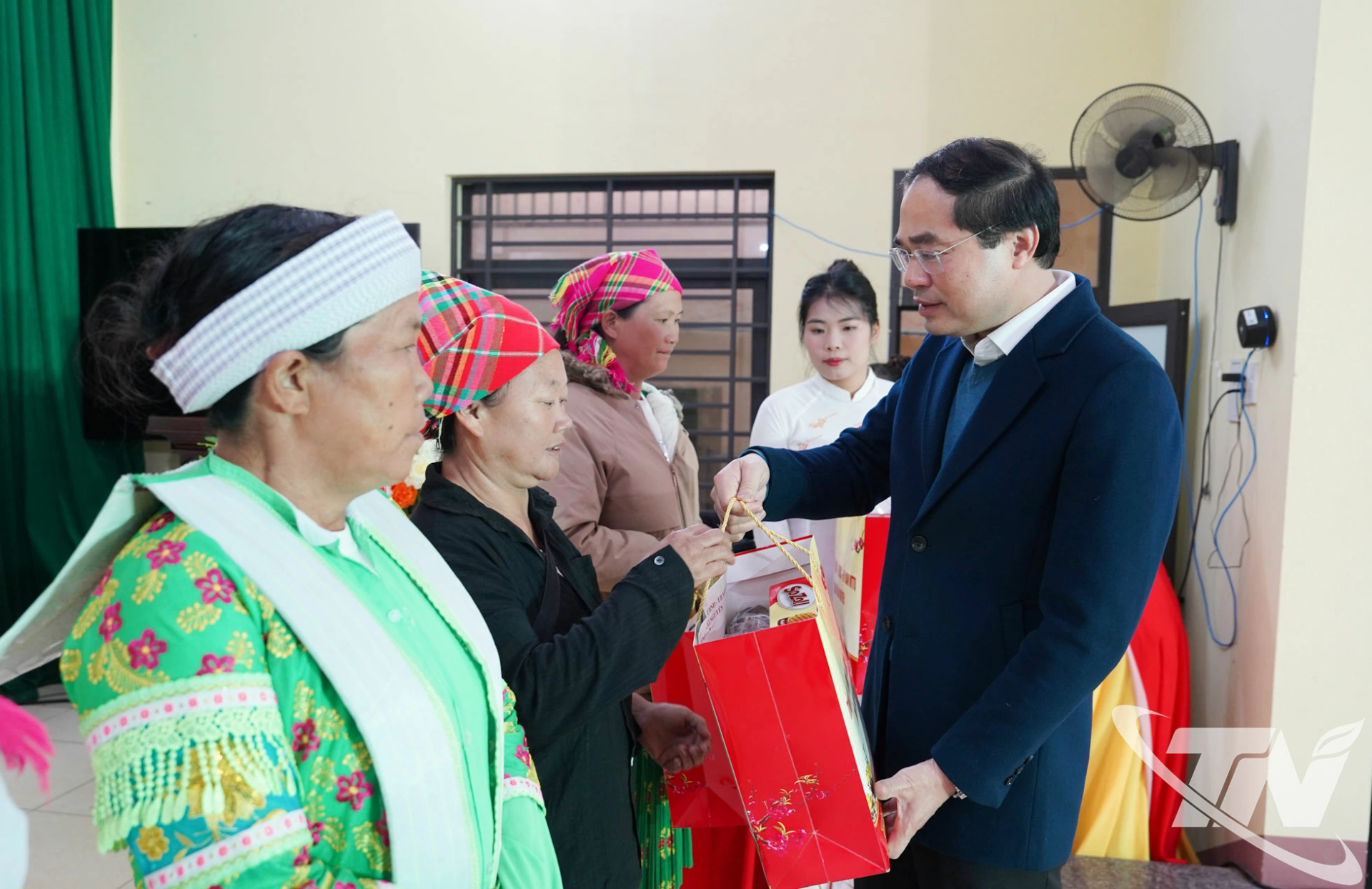 Đồng ch&iacute; B&iacute; thư Tỉnh ủy Trịnh Xu&acirc;n Trường trao qu&agrave; cho c&aacute;c hộ ngh&egrave;o c&oacute; ho&agrave;n cảnh kh&oacute; khăn tại x&atilde; Văn Lăng.