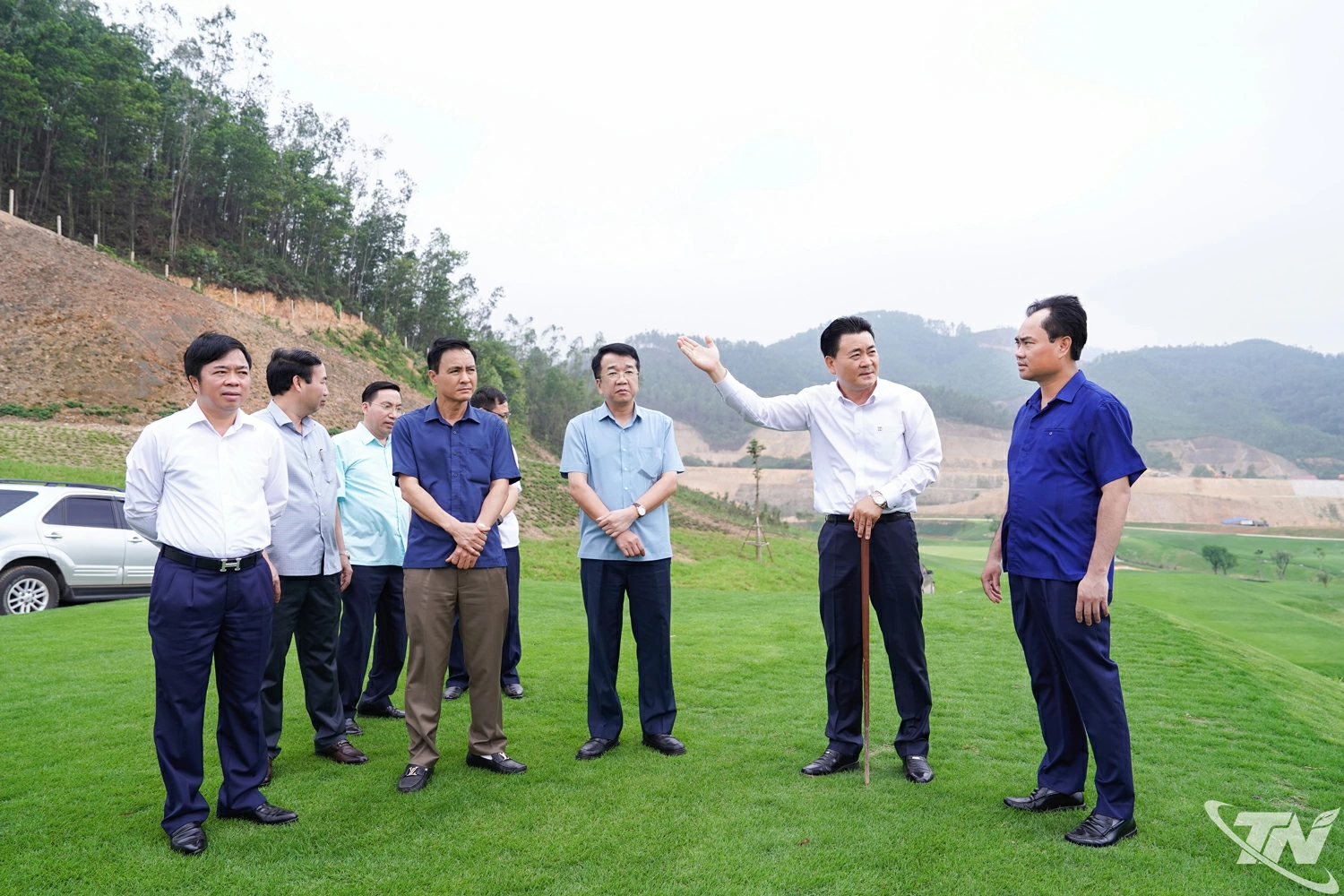 Với sự quan tâm chỉ đạo sát sao của các đồng chí lãnh đạo tỉnh, các công trình, dự án trọng điểm đang được triển khai trên địa bàn đều đảm bảo tiến độ. Trong ảnh: Đồng chí Trịnh Việt Hùng, Ủy viên dự khuyết Trung ương Đảng, Bí thư Tỉnh ủy cùng các đồng chí lãnh đạo tỉnh kiểm tra việc thực hiện một dự án sân golf trên địa bàn tỉnh.