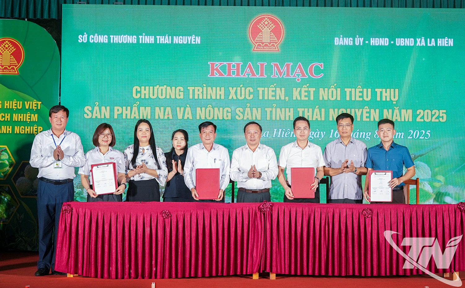 Đại diện Sở Công thương, UBND xã La Hiên và các nhà phân phối: Trung tâm thương mại GO Thái Nguyên, Siêu thị Minh Cầu, Siêu thị Aloha đã ký biên bản ghi nhớ tiêu thụ sản phẩm na La Hiên và nông sản khác của tỉnh Thái Nguyên.