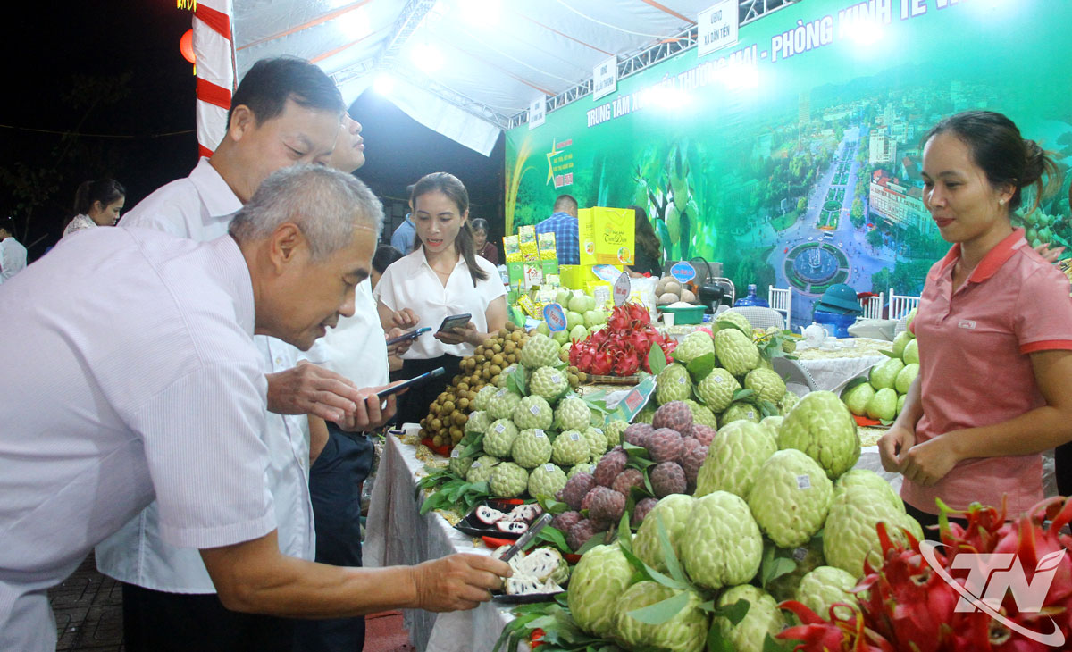 Khách hàng truy xuất nguồn gốc sản phẩm na của HTX na La Hiên (xã La Hiên).