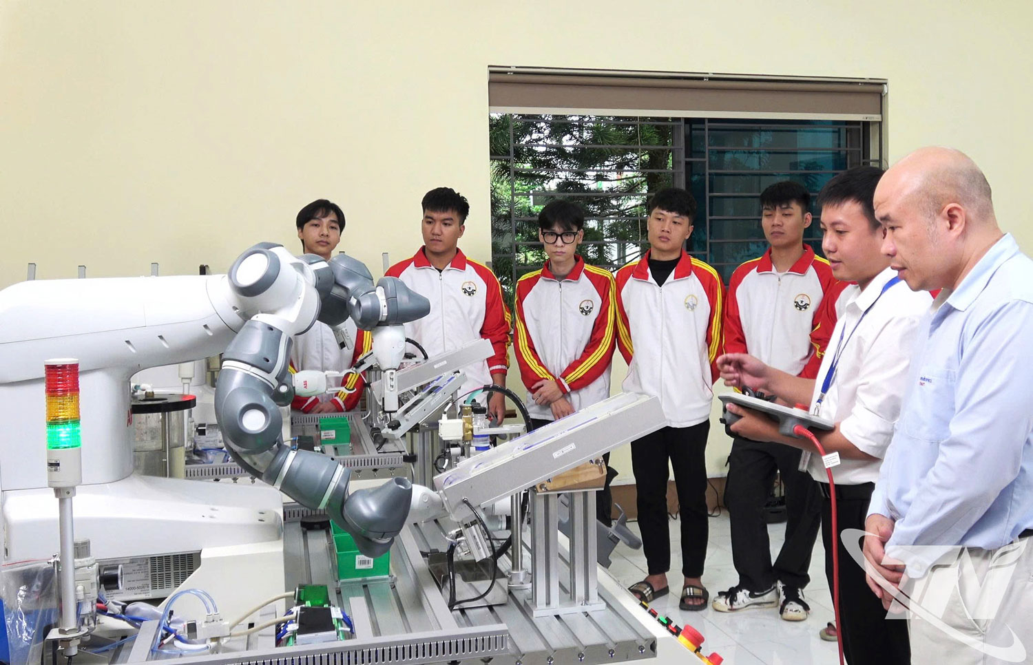 B&ecirc;n cạnh hạ tầng v&agrave; c&ocirc;ng nghiệp, hợp t&aacute;c ph&aacute;t triển văn h&oacute;a, du lịch, n&ocirc;ng l&acirc;m nghiệp, ứng ph&oacute; với biến đổi kh&iacute; hậu v&agrave; đ&agrave;o tạo nguồn nh&acirc;n lực chất lượng cao được x&aacute;c định l&agrave; nền tảng cho ph&aacute;t triển bền vững của 3 tỉnh Th&aacute;i Nguy&ecirc;n - Bắc Ninh - Ph&uacute; Thọ.