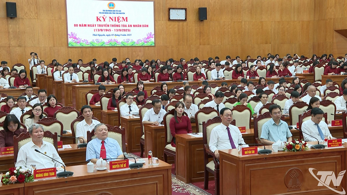 Đại biểu tham dự buổi lễ kỷ niệm 80 năm ngày truyền thống ngành Tòa án nhân dân.