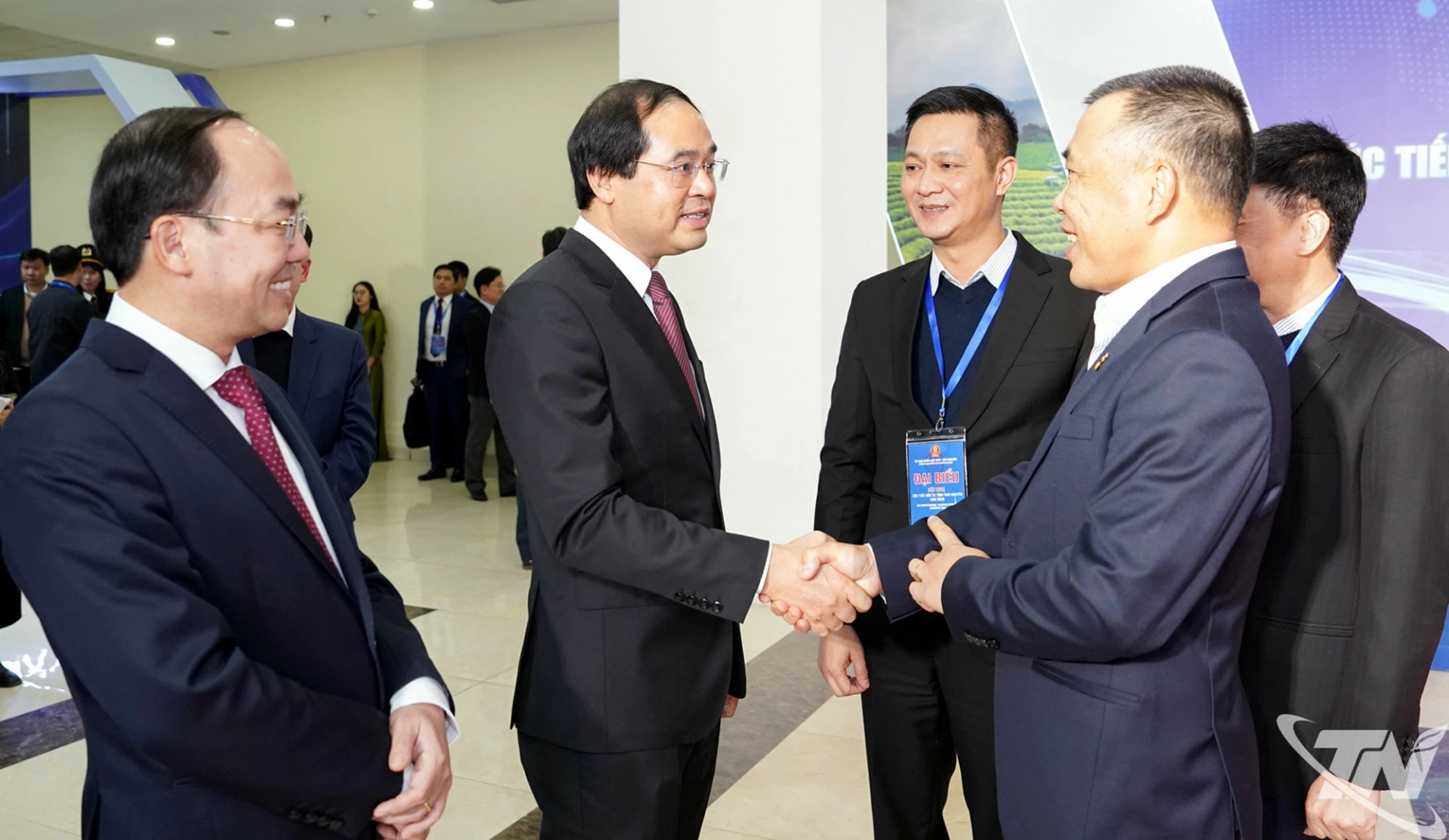 Đồng chí Bí thư Tỉnh ủy Trịnh Xuân Trường trao đổi với các nhà đầu tư, doanh nghiệp bên lề Hội nghị.