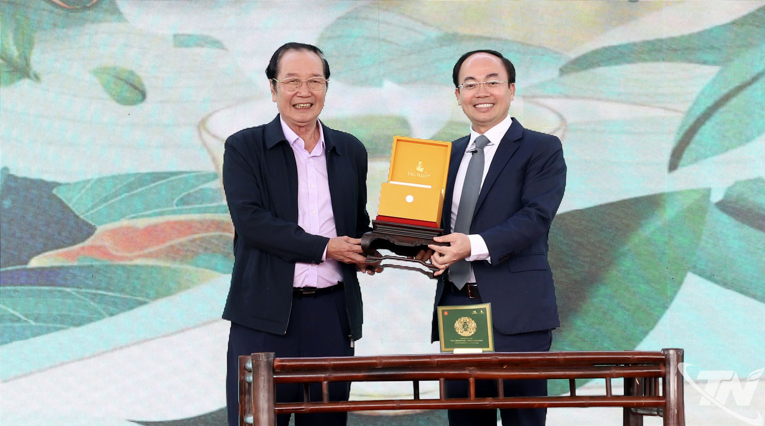 Đồng ch&iacute; Nguyễn Đăng B&igrave;nh, Ph&oacute; B&iacute; thư Thường trực Tỉnh ủy, Chủ tịch UBND tỉnh trao sản phẩm tr&agrave; m&oacute;ng rồng được h&aacute;i từ những c&acirc;y ch&egrave; cổ tr&ecirc;n đỉnh n&uacute;i Tam Đảo đấu gi&aacute; th&agrave;nh c&ocirc;ng với mức 268 triệu đồng/100gam