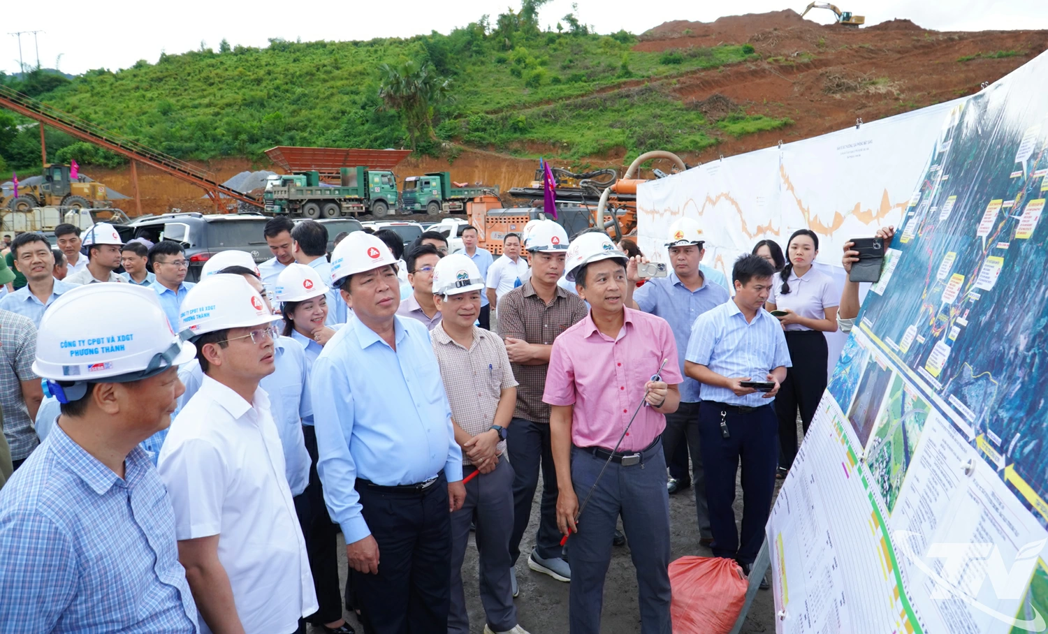 Bộ trưởng Bộ Xây dựng Trần Hồng Minh và Đoàn công tác nghe báo cáo tiến độ thực hiện Dự án đầu tư xây dựng tuyến Chợ Mới - Bắc Kạn