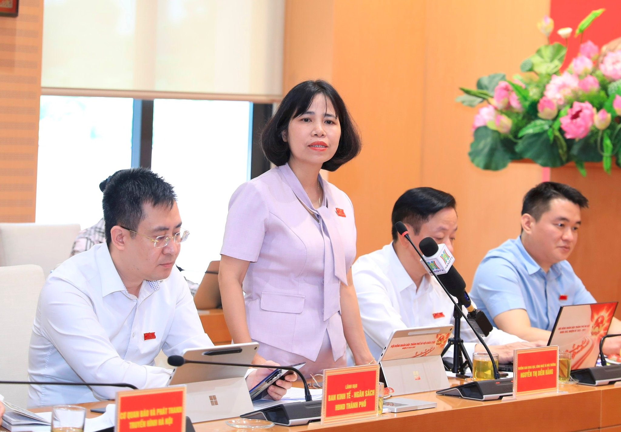 Trưởng ban Khoa học, Công nghệ và Môi trường HĐND thành phố Nguyễn Thị Diễm Hằng thông tin tại hội nghị. Ảnh: Quang Thái
