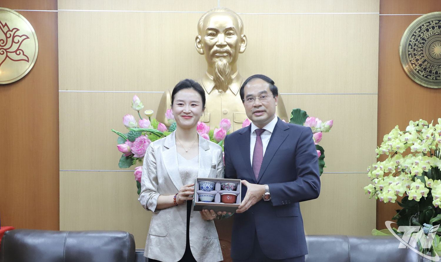 Đại diện Đoàn công tác của Tập đoàn Xây dựng Thái Bình Dương (Trung Quốc) tặng quà lưu niệm đồng chí Trịnh Xuân Trường.