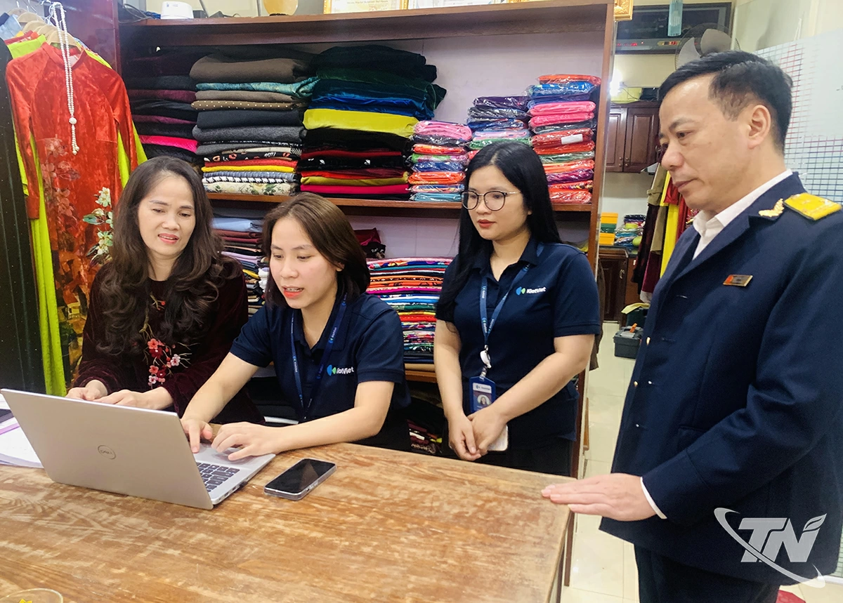 Cán bộ Thuế cơ sở 1 và đơn vị cung ứng phần mềm hướng dẫn cơ sở kinh doanh may mặc Anh Thúy của chị Nguyễn Anh Thúy (ở phường Phan Đình Phùng) cài đặt và sử dụng phần mềm kê khai thuế trên máy tính.