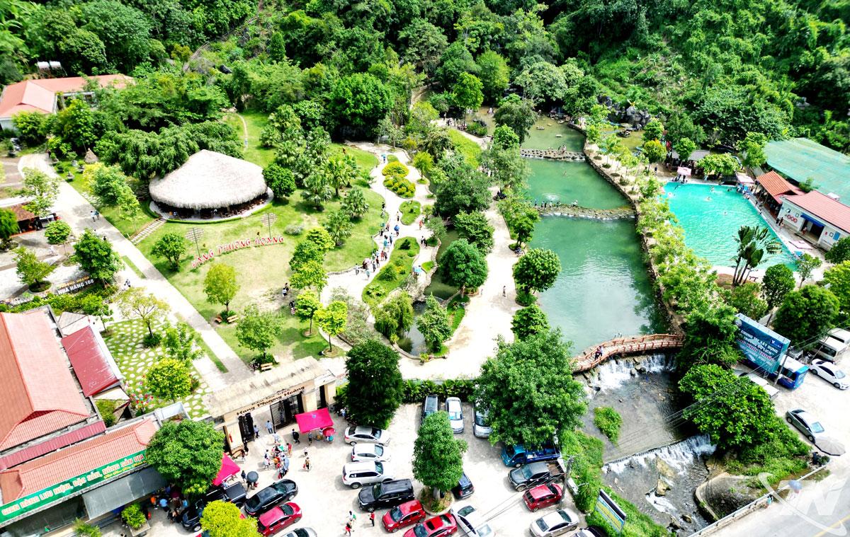 Sau hơn 20 năm được quan tâm đầu tư, quần thể danh thắng hang Phượng Hoàng, suối Mỏ Gà (ở xã Võ Nhai) đã trở thành điểm du lịch sinh thái hấp dẫn.