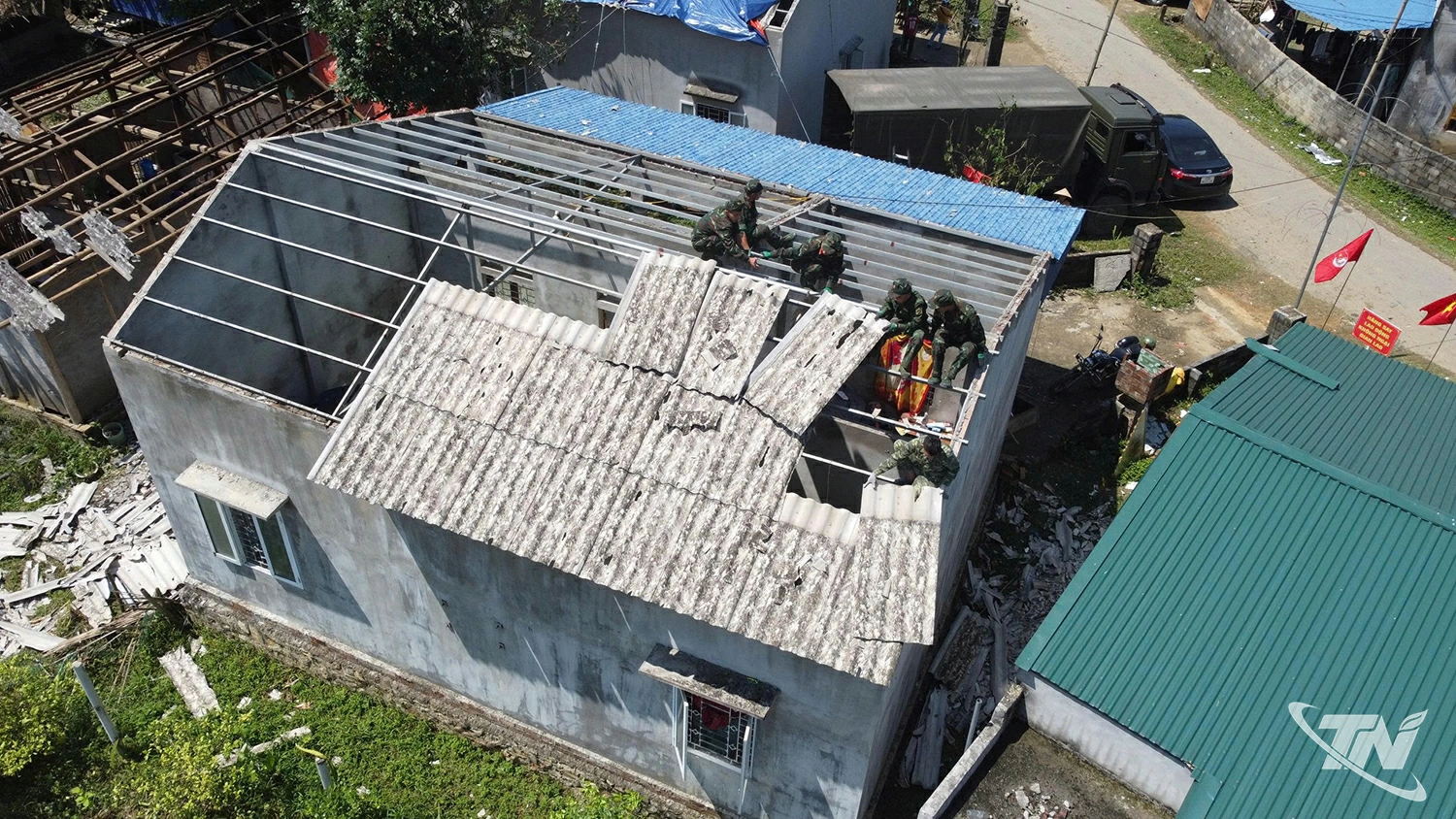 Lực lượng vũ trang giúp người dân xã Yên Trạch khôi phục mái nhà bị hư hỏng.