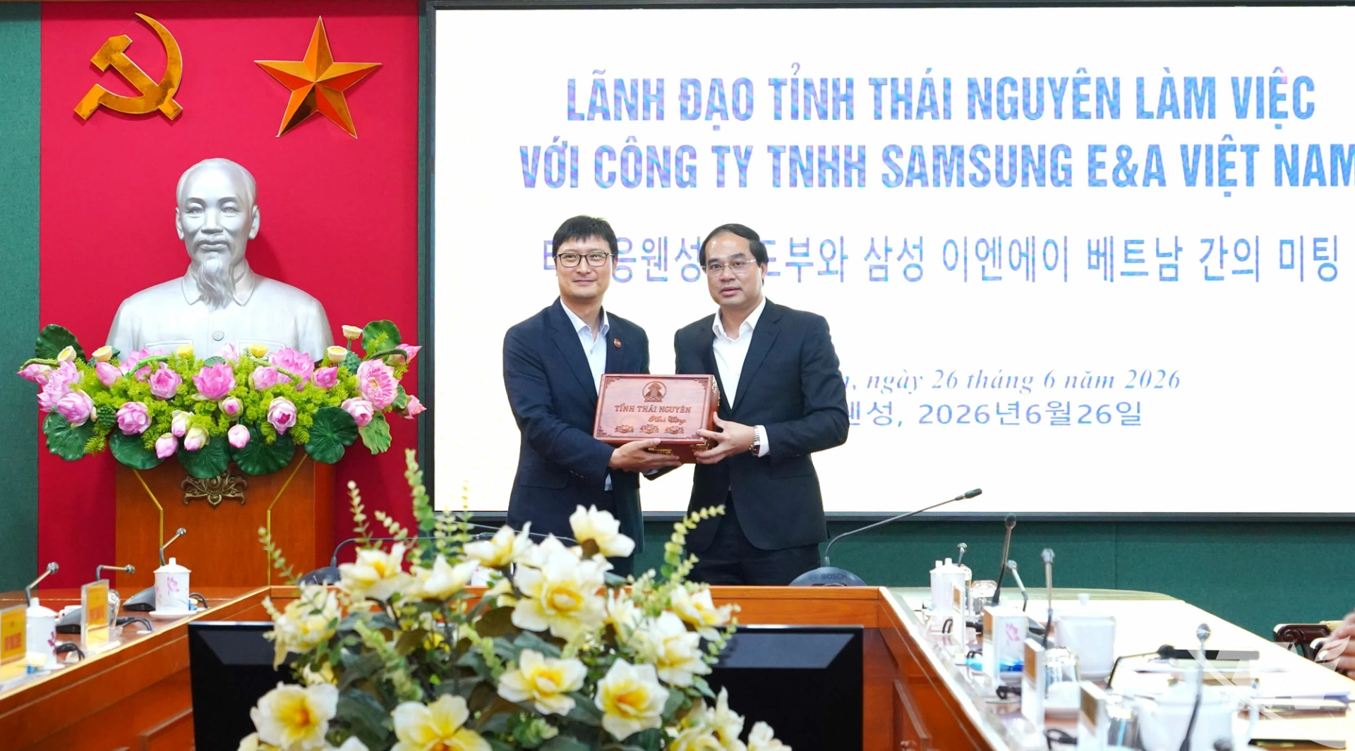 Đồng chí Bí thư Tỉnh ủy Thái Nguyên Trịnh Xuân Trường tặng quà lưu niệm cho lãnh đạo Công ty Samsung E&A Hàn Quốc.