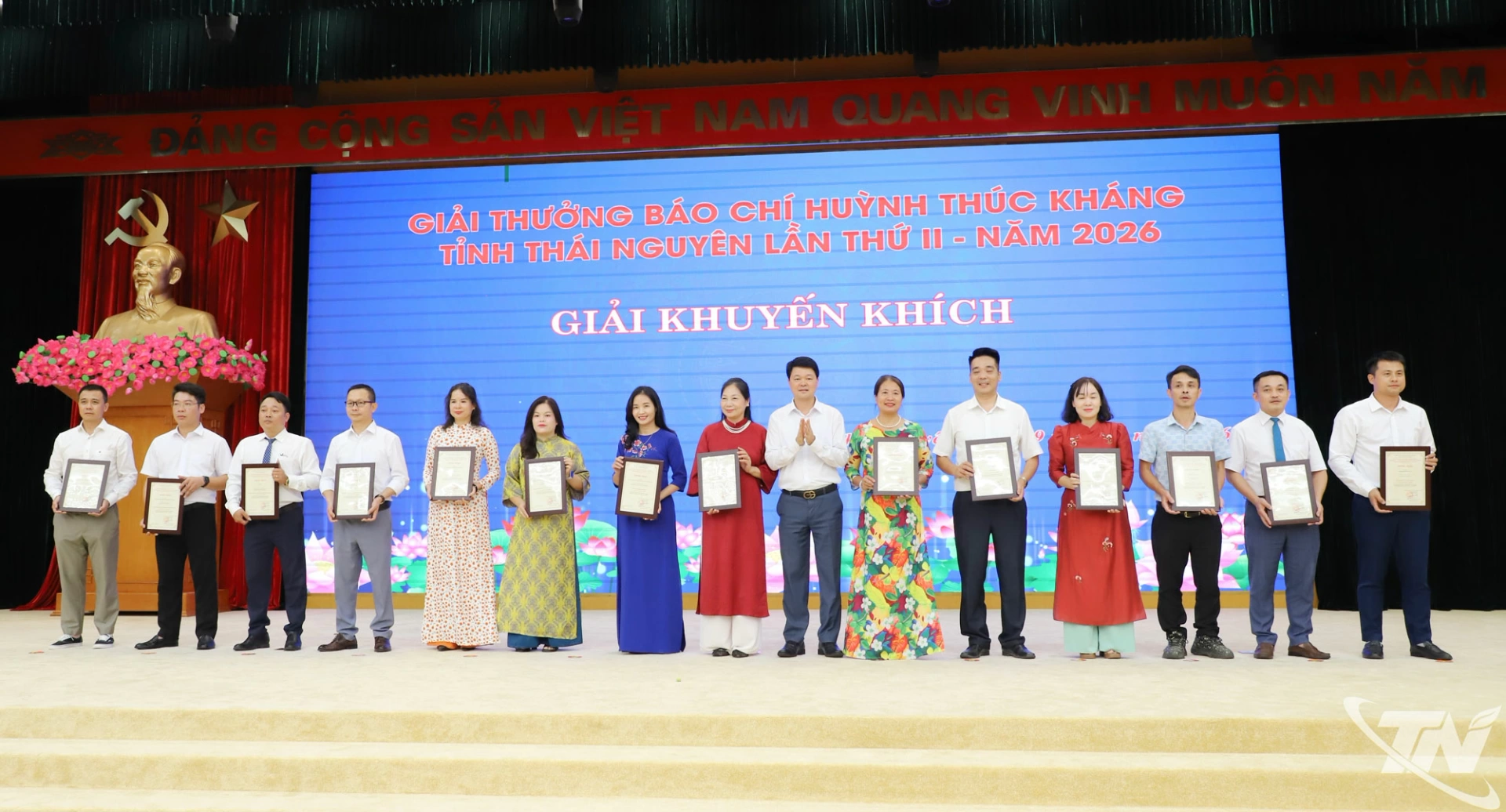 Các tác giả, đại diện nhóm tác giả nhận giải Khuyến khích Giải báo chí Huỳnh Thúc Kháng.