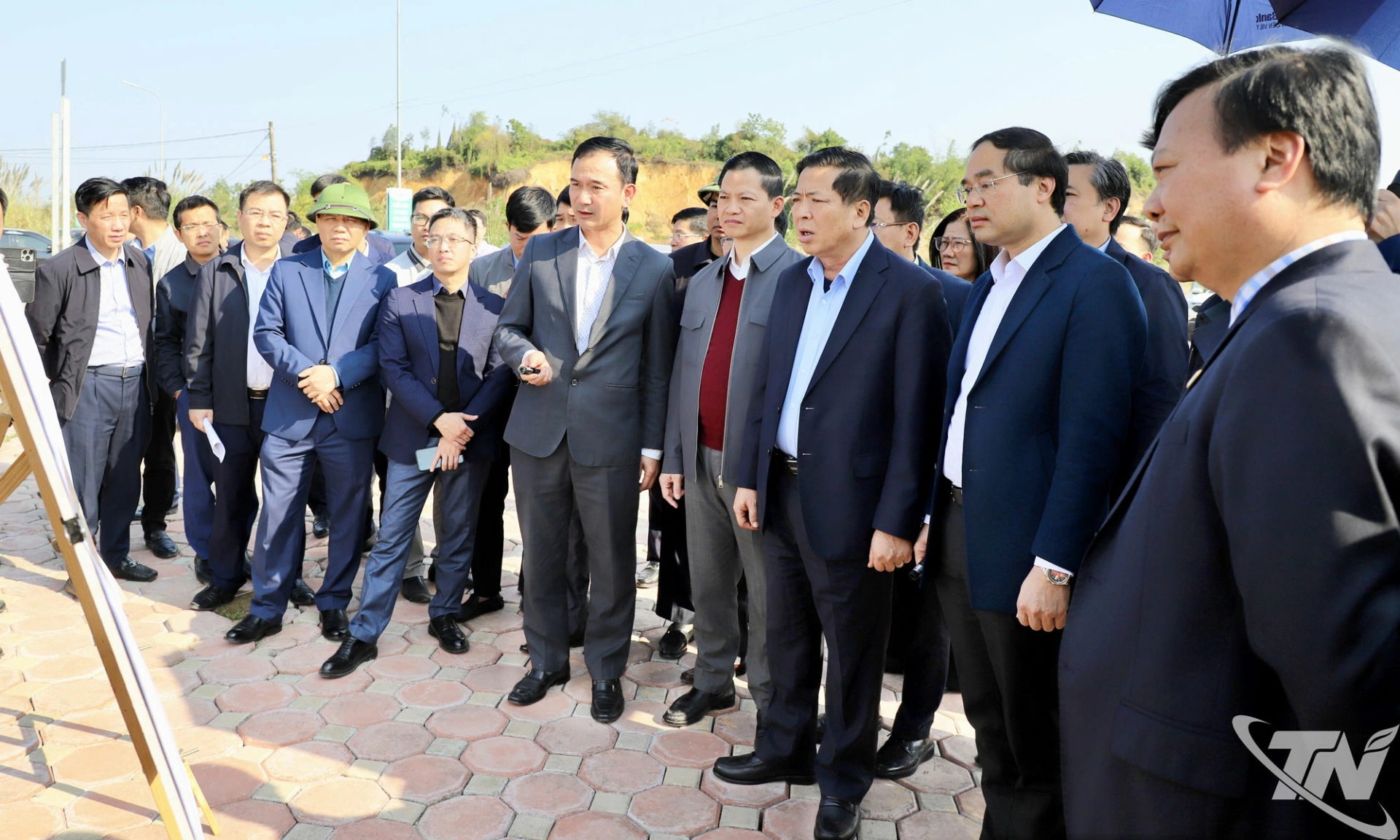 Đồng ch&iacute; Bộ trưởng Bộ X&acirc;y dựng v&agrave; Đo&agrave;n c&ocirc;ng t&aacute;c kiểm tra thực địa tại đường V&agrave;nh đai 5.