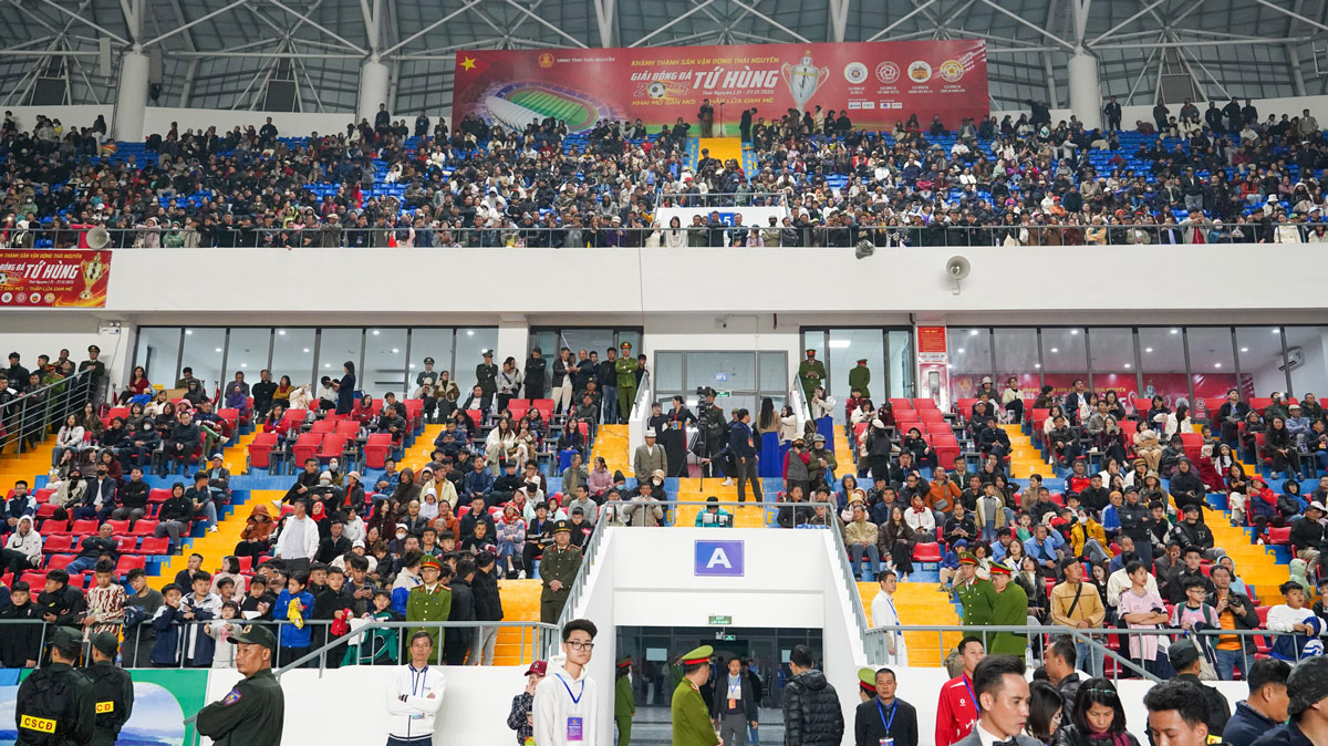 Đ&ocirc;ng đảo người h&acirc;m mộ v&agrave; nh&acirc;n d&acirc;n dự Lễ bế mạc.