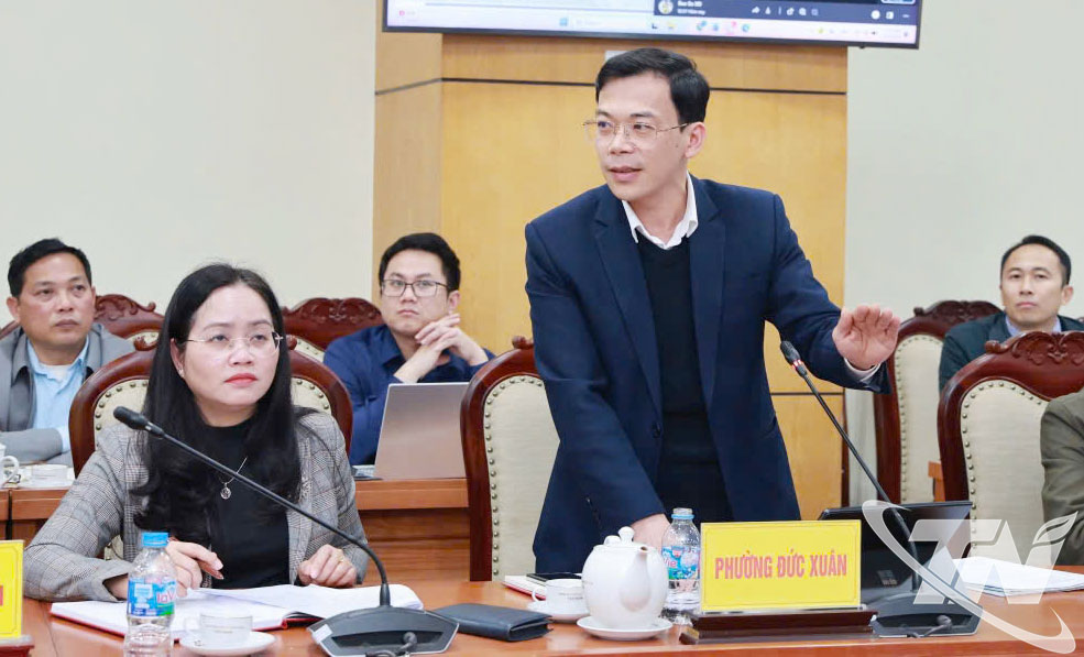 Đại biểu ph&aacute;t biểu &yacute; kiến tại cuộc họp.