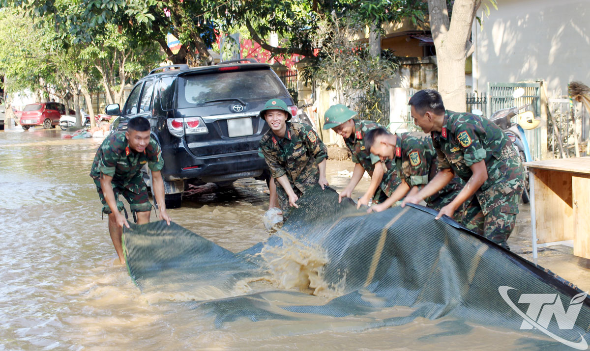 Chiến sĩ Lữ đoàn Pháo binh 382 hỗ trợ Trường Tiểu học Túc Duyên dọn dẹp, vệ sinh đồ đạc.