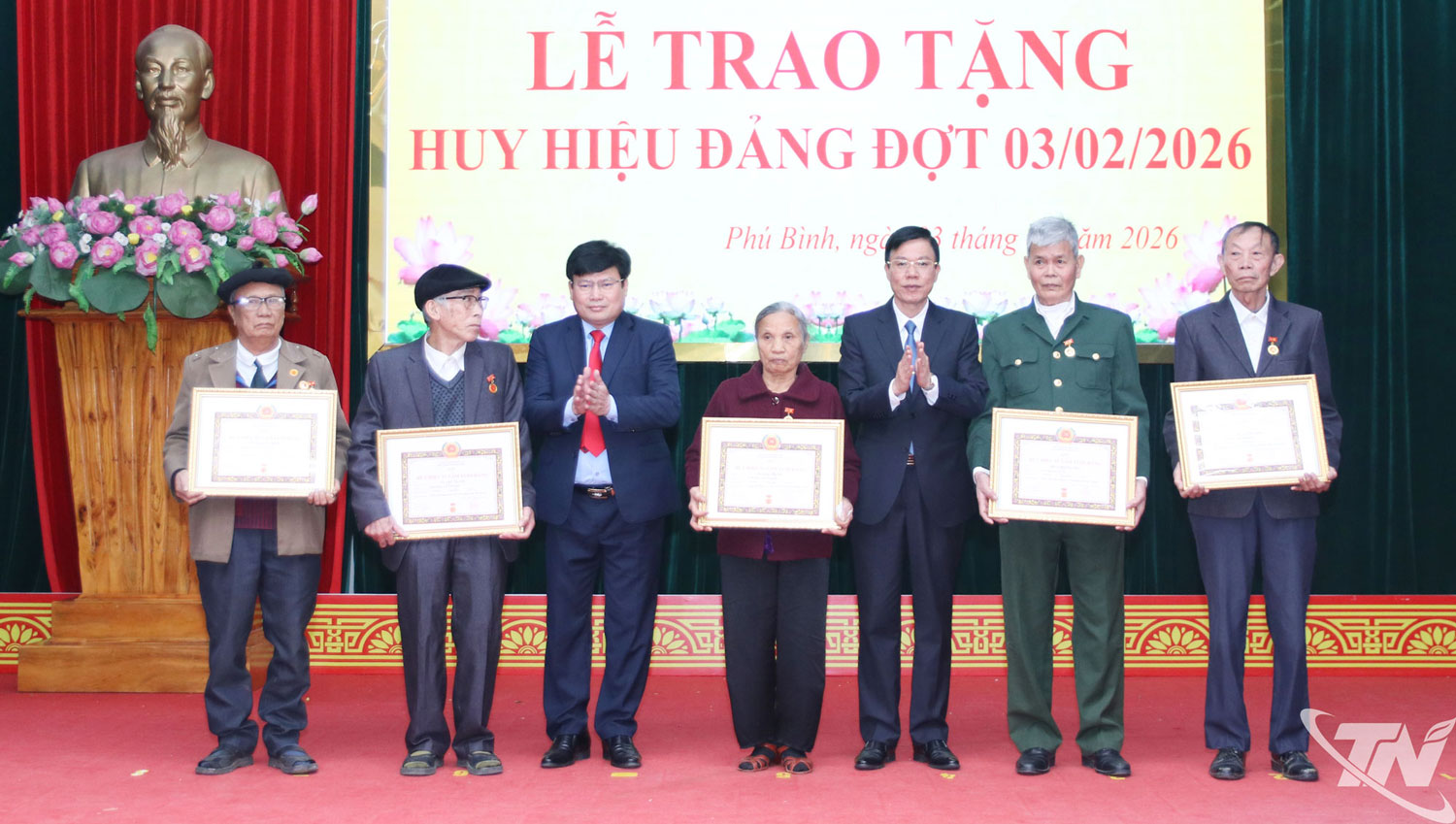 Đồng chí Dương Văn Tiến trao Huy hiệu Đảng cho các đảng viên xã Phú Bình.