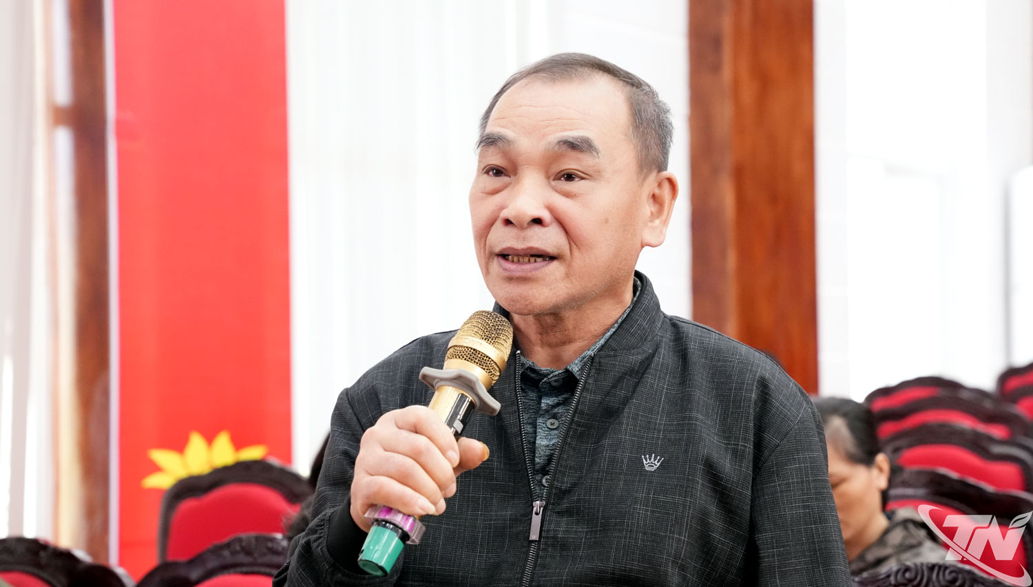 Cử tri phát biểu ý kiến tại Hội nghị.