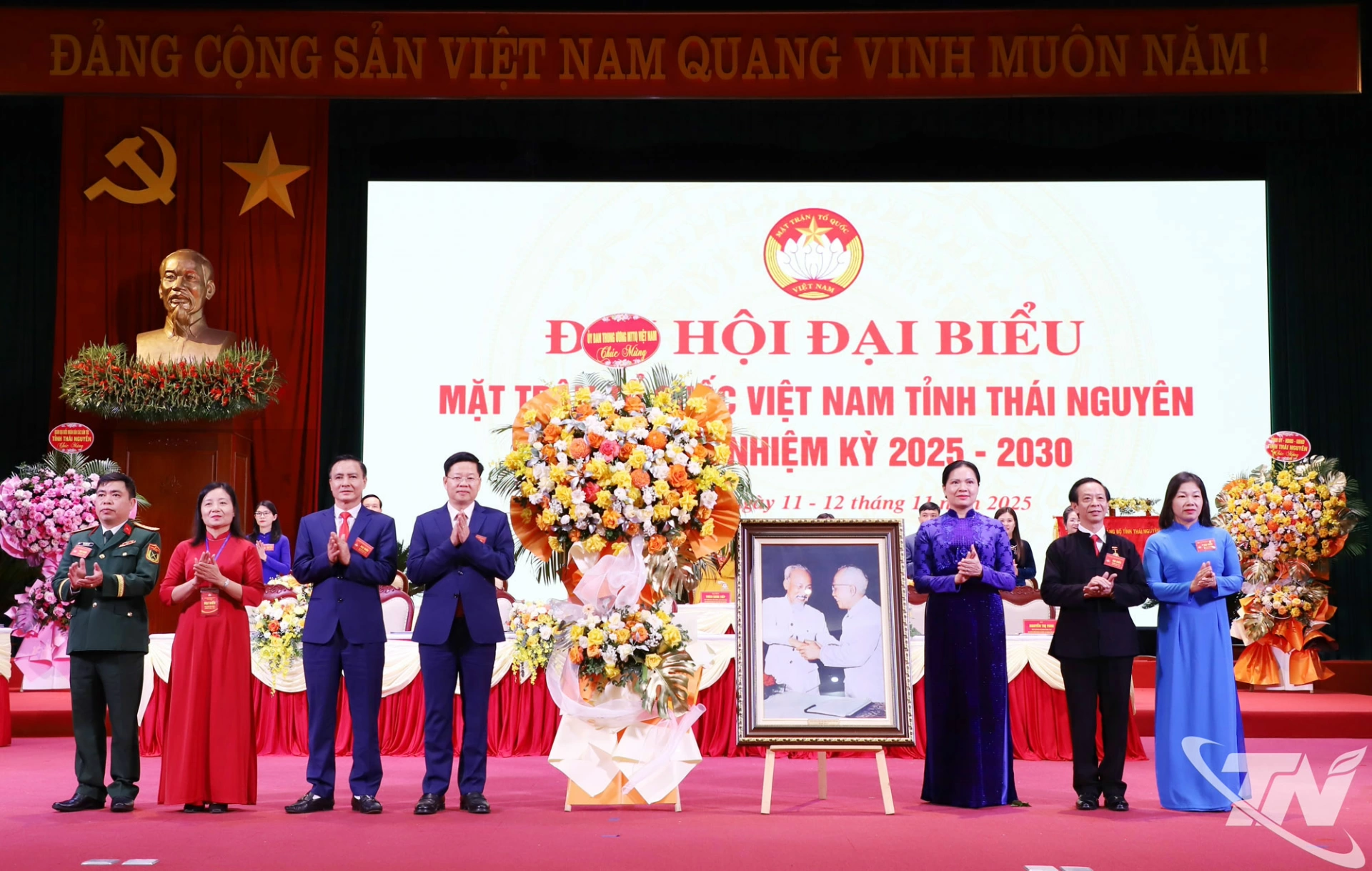 Lãnh đạo Ủy ban Trung ương MTTQ Việt Nam chúc mừng Đại hội.