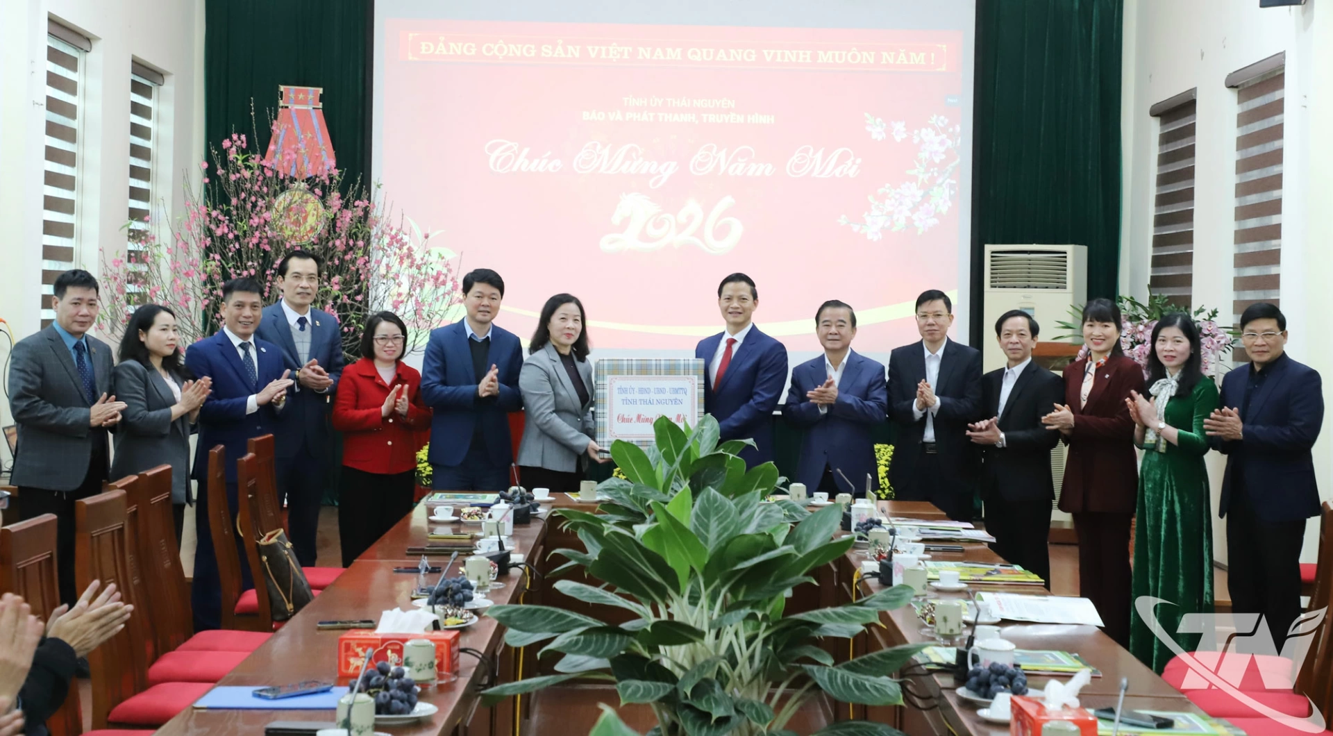 Đồng chí Chủ tịch UBND tỉnh Vương Quốc Tuấn trao quà tặng tập thể Báo và Phát thanh, Truyền hình Thái Nguyên.