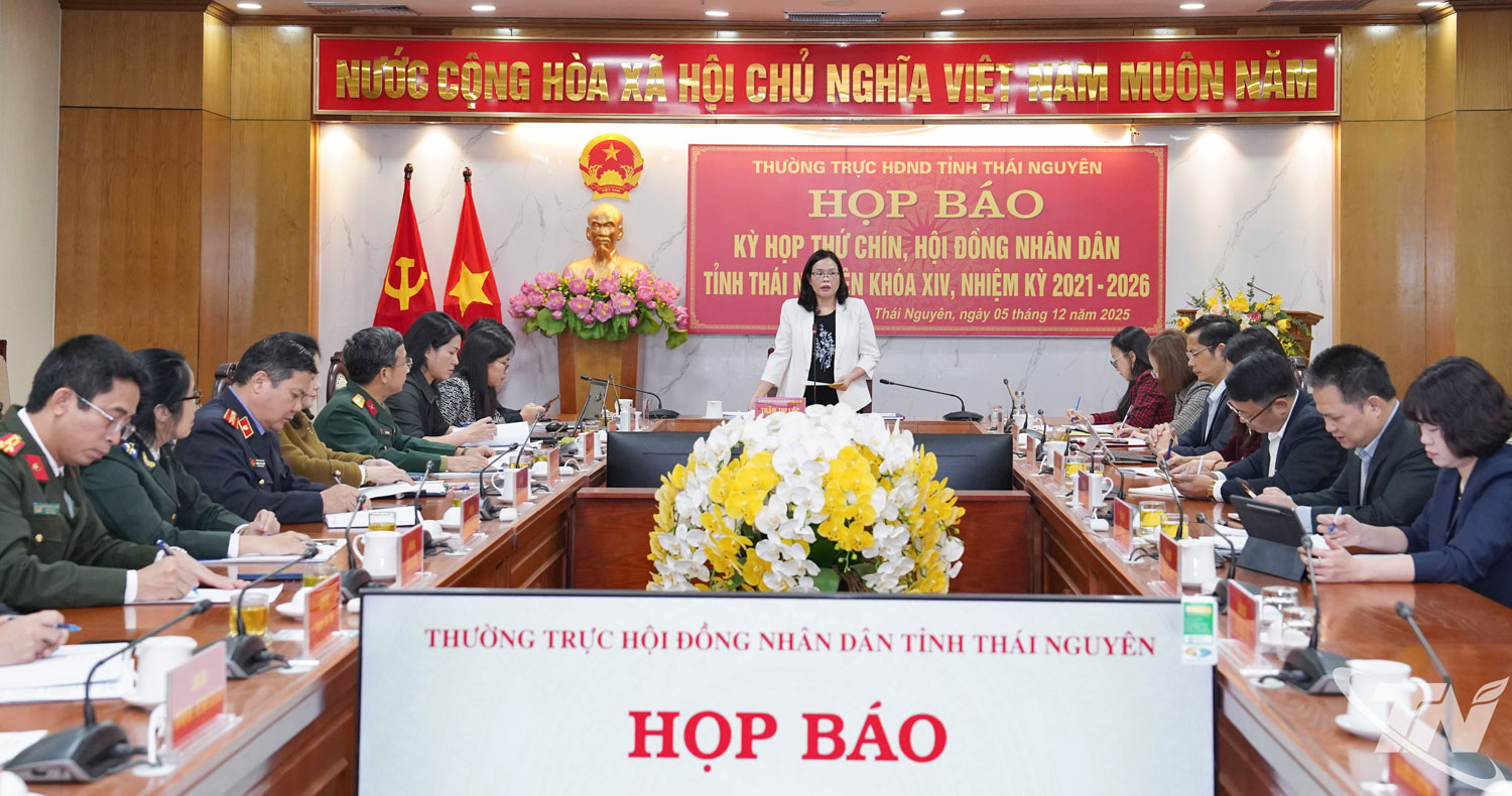 Đồng chí Trần Thị Lộc, Ủy viên Ban Thường vụ Tỉnh ủy, Phó Chủ tịch HĐND tỉnh chủ trì buổi họp báo