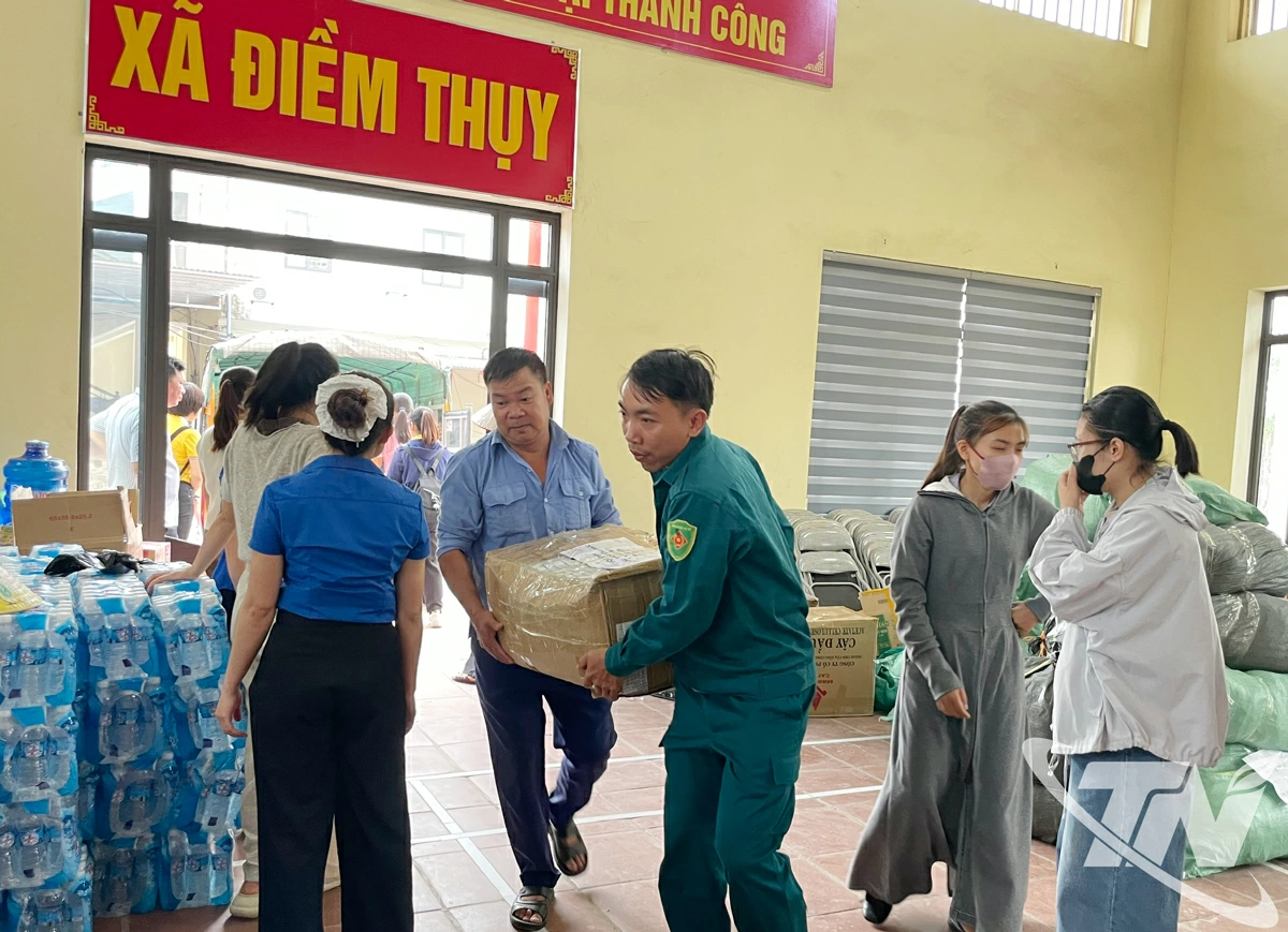 Xã Điềm Thụy huy động nhu yếu phẩm để cấp phát cho nhân dân vùng ảnh hưởng mưa lũ.