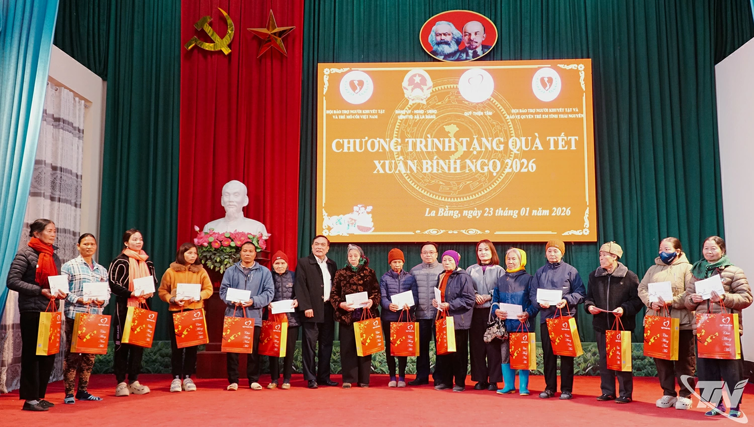 Trao tặng qu&agrave; Tết cho c&aacute;c hộ ngh&egrave;o, hộ cận ngh&egrave;o, hộ c&oacute; ho&agrave;n cảnh kh&oacute; khăn c&oacute; người khuyết tật, trẻ mồ c&ocirc;i tr&ecirc;n địa b&agrave;n x&atilde; La Bằng.