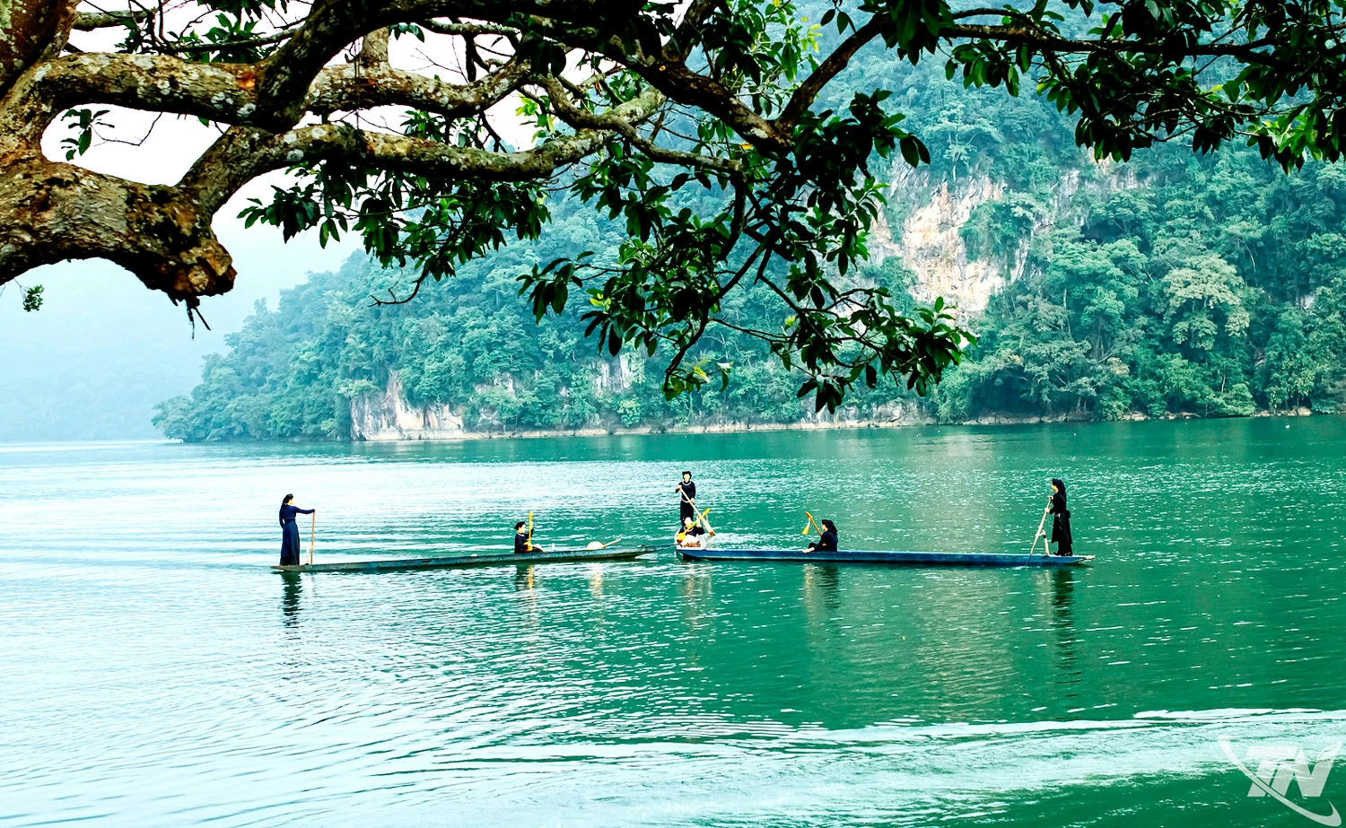 Hồ Ba Bể được bao bọc bởi rừng nguyên sinh và hệ thống hang động phong phú, sở hữu hệ sinh thái đa dạng cùng cảnh quan thiên nhiên hùng vĩ, luôn hấp dẫn du khách. Ảnh: T.L