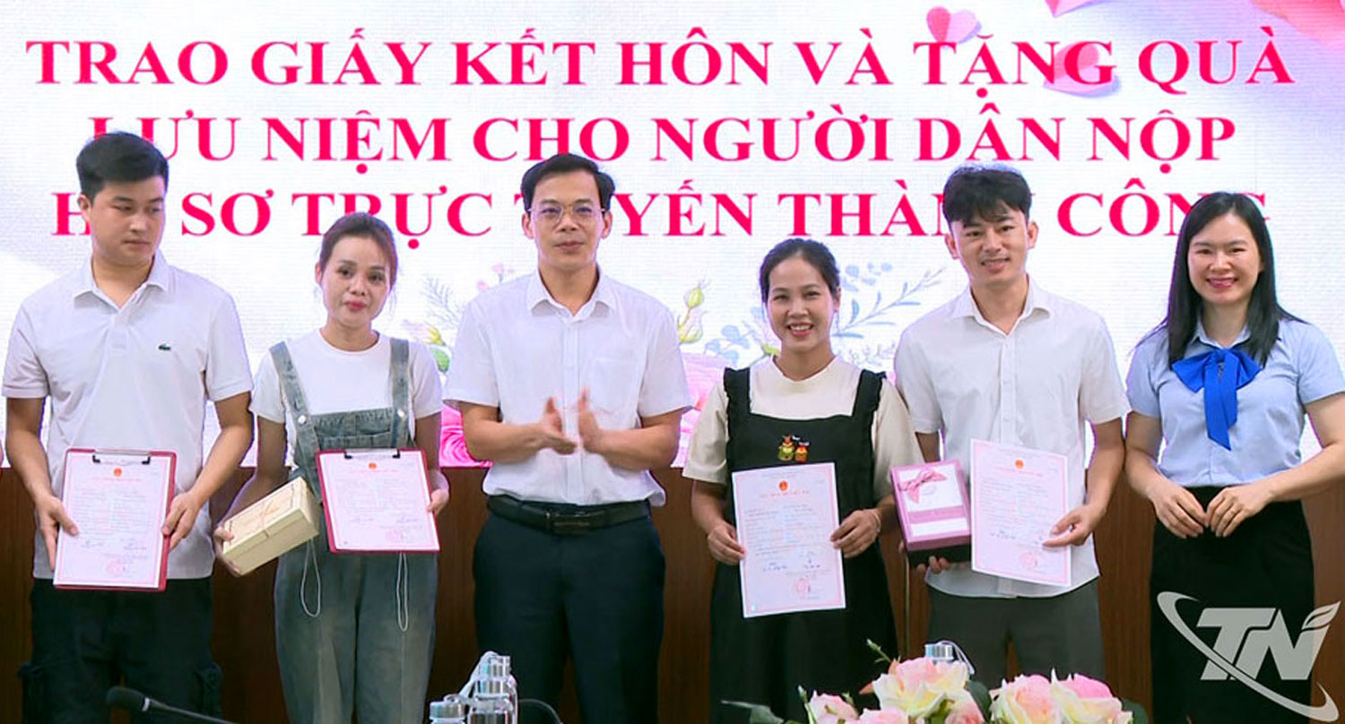 Ngày 7/8/2025, phường Đức Xuân tổ chức ra mắt mô hình tặng quà lưu niệm khi người dân nộp hồ sơ trực tuyến thành công