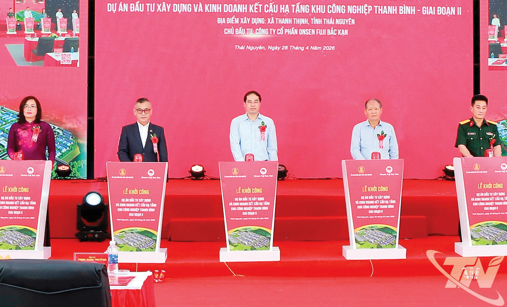 Đồng chí Bí thư Tỉnh ủy Trịnh Xuân Trường và các đại biểu thực hiện nghi thức khởi công Dự án đầu tư xây dựng và kinh doanh kết cấu hạ tầng Khu công nghiệp Thanh Bình giai đoạn II, ngày 28/4/2026.