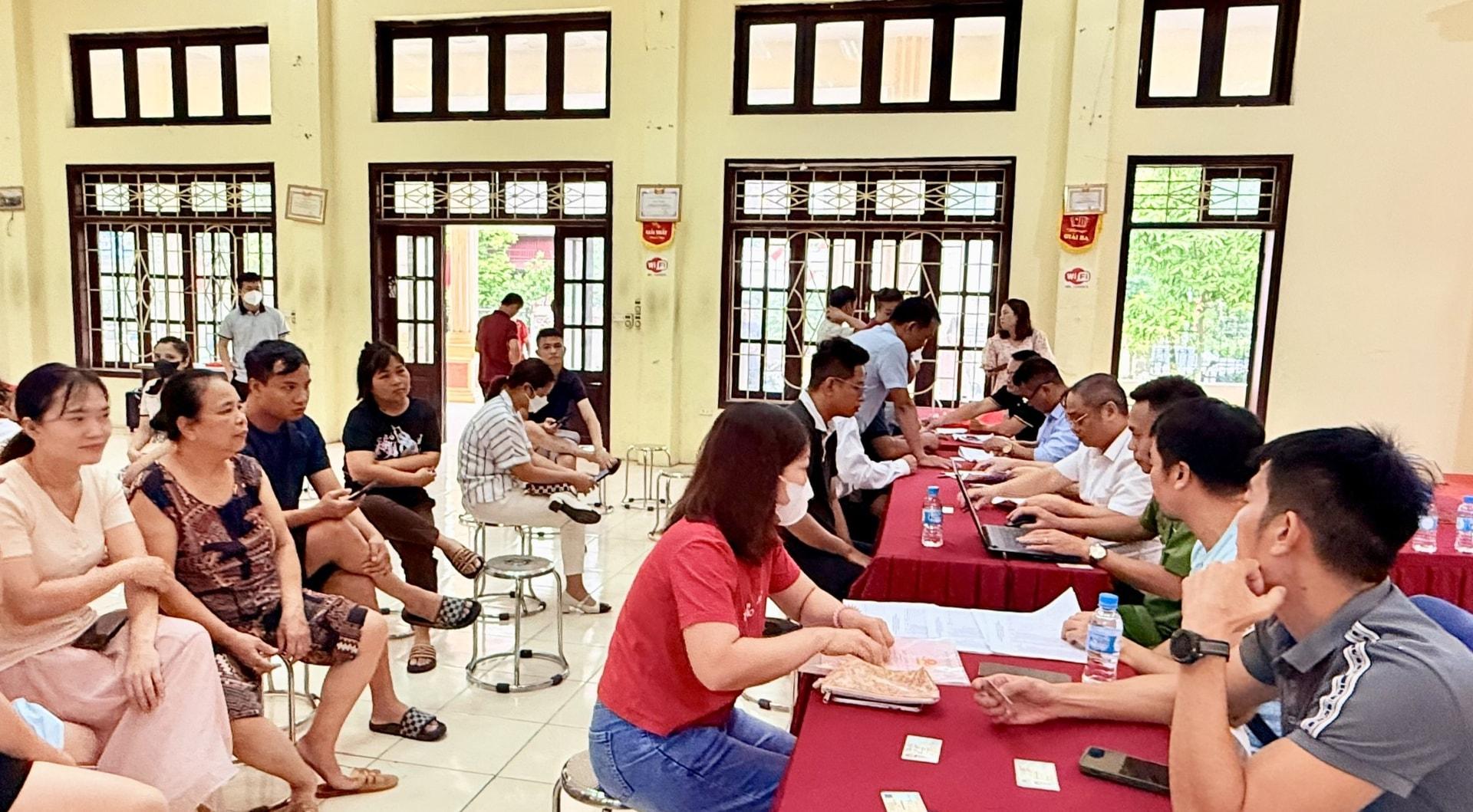 Việc chi trả được thực hiện trong trật tự tại phường Yên Nghĩa. Ảnh: P