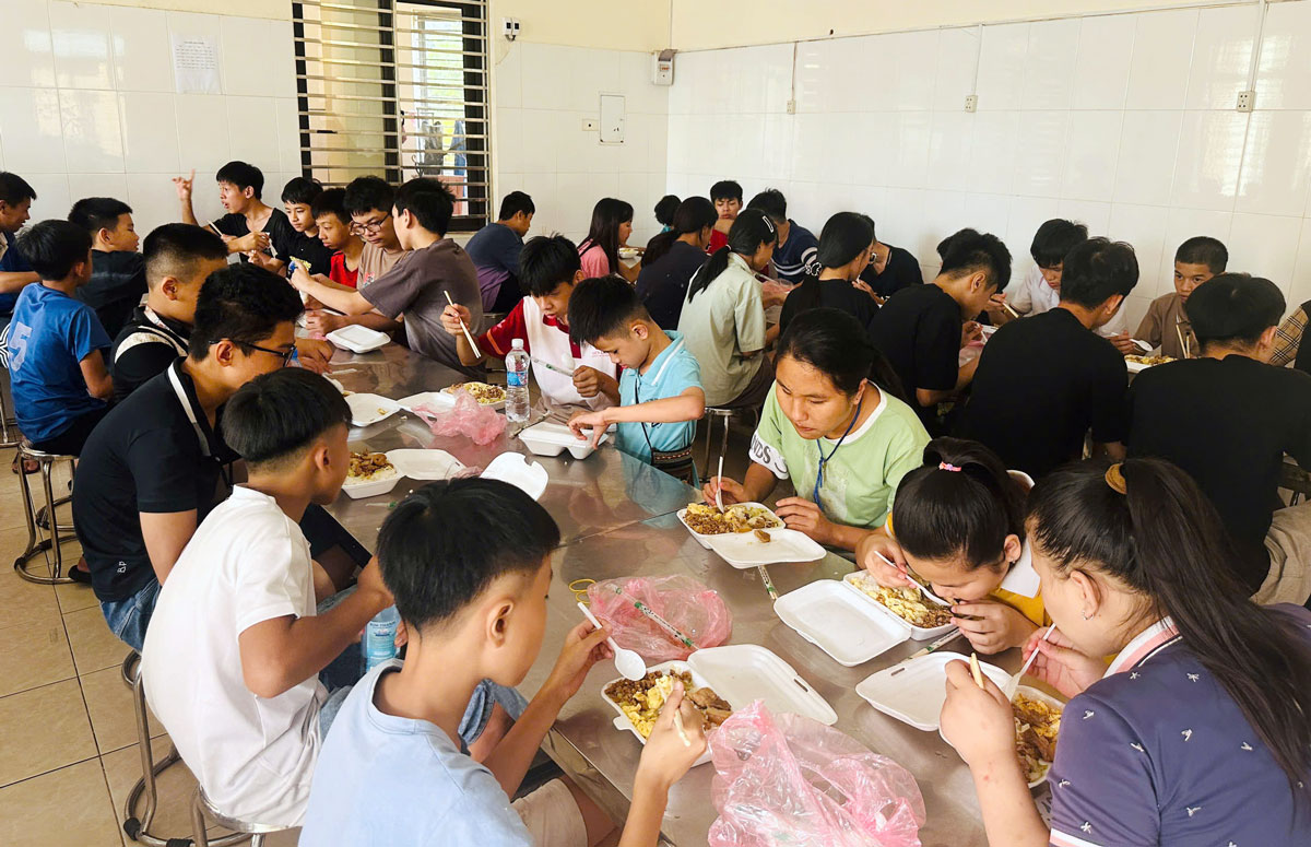 Bữa cơm thiện nguyện của học sinh Trung tâm hỗ trợ phát triển giáo dục hoà nhập Thái Nguyên.