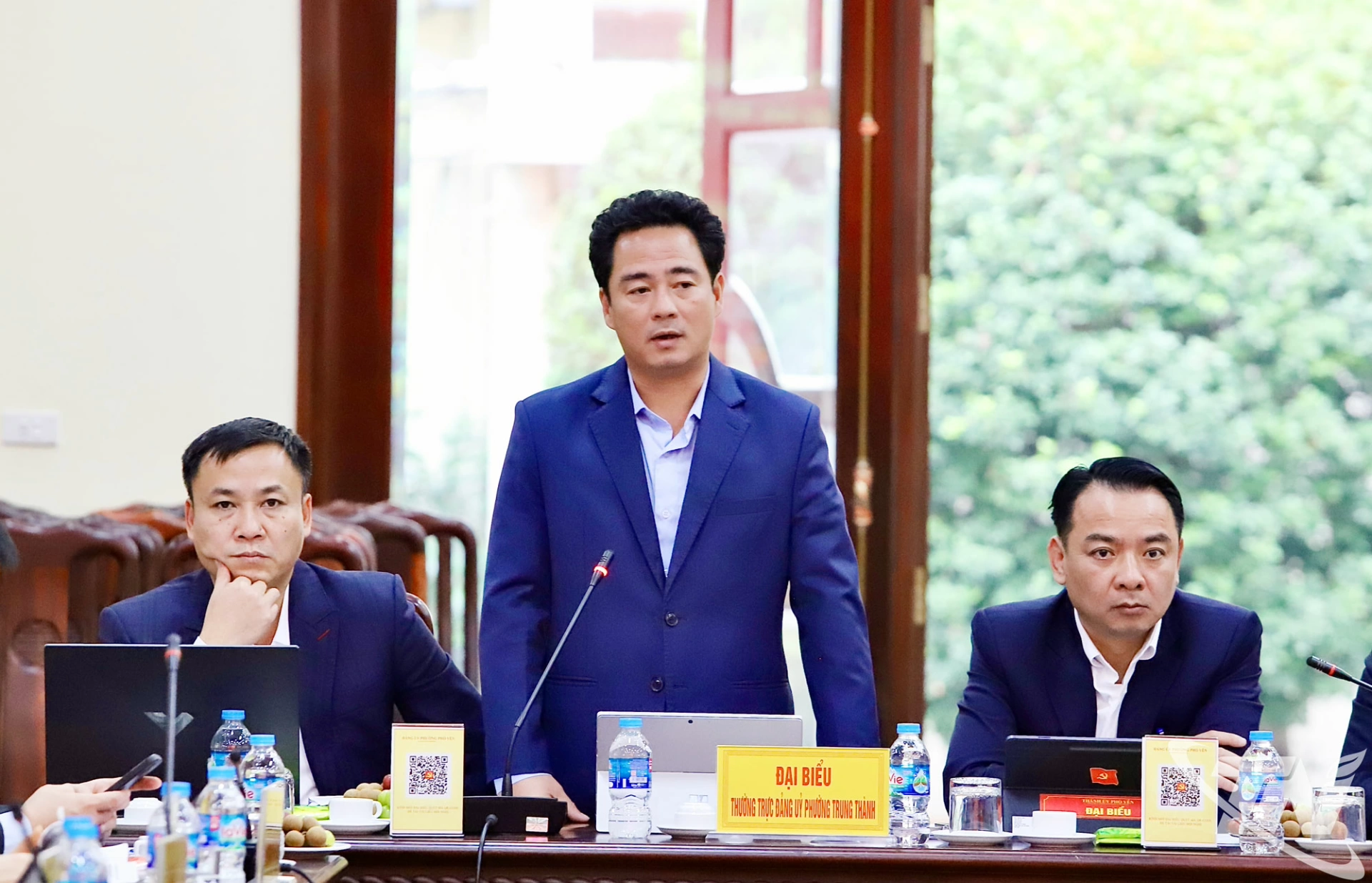 Lãnh đạo các xã, phường báo cáo và nêu đề xuất, kiến nghị.