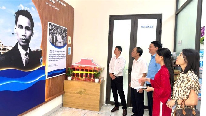 Các đại biểu tham quan Không gian văn hóa Hồ Chí Minh tại trụ sở cơ quan Đảng ủy UBND TPHCM