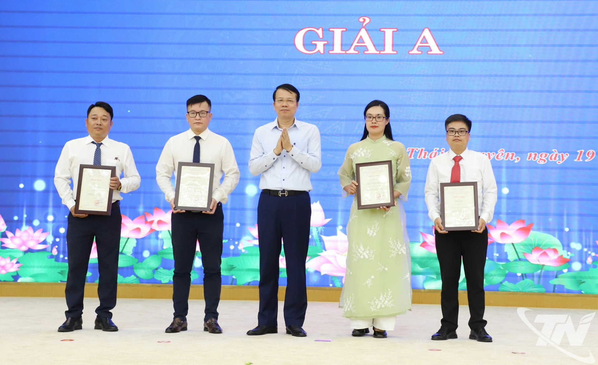 Các tác giả, đại diện nhóm tác giả nhận giải A Giải Báo chí Huỳnh Thúc Kháng.