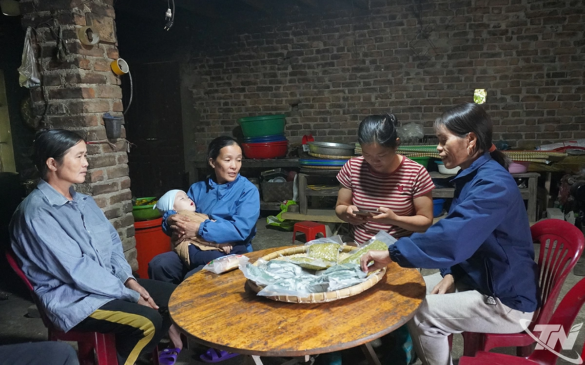 Chị Nông Thị Đáo, xã Ngân Sơn, chụp ảnh sản phẩm cốm chuẩn bị đăng bán trên mạng xã hội.