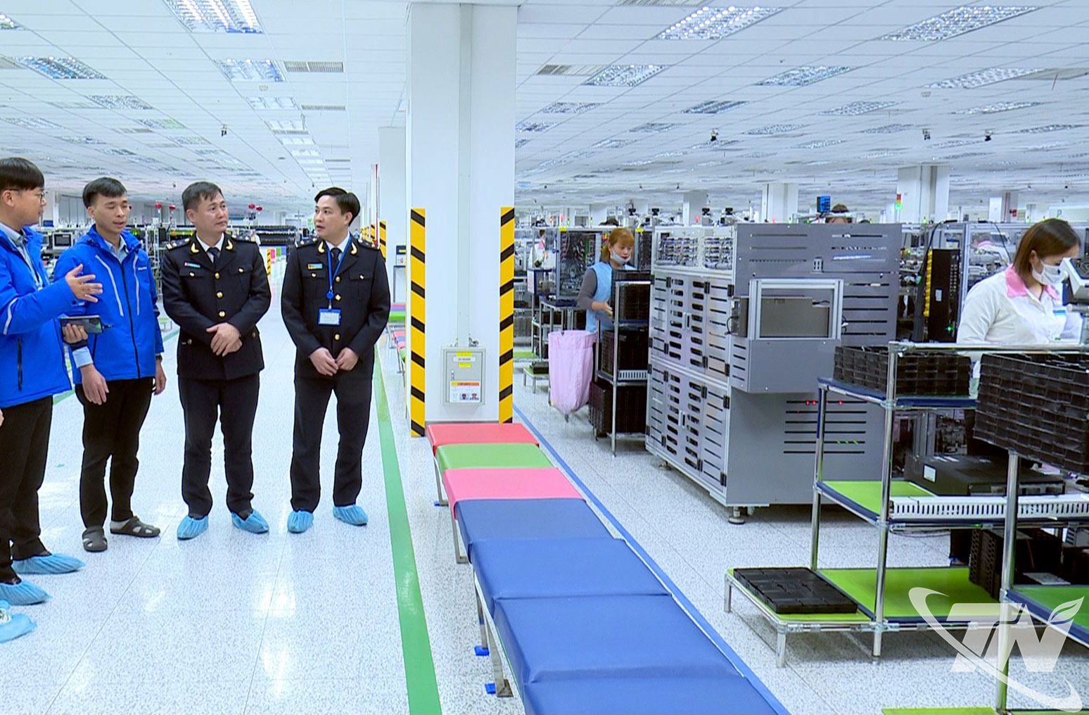 Đội Hải quan Th&aacute;i Nguy&ecirc;n khảo s&aacute;t t&igrave;nh h&igrave;nh hoạt động để hỗ trợ thực hiện thủ tục xuất khẩu h&agrave;ng h&oacute;a tại một doanh nghiệp FDI.