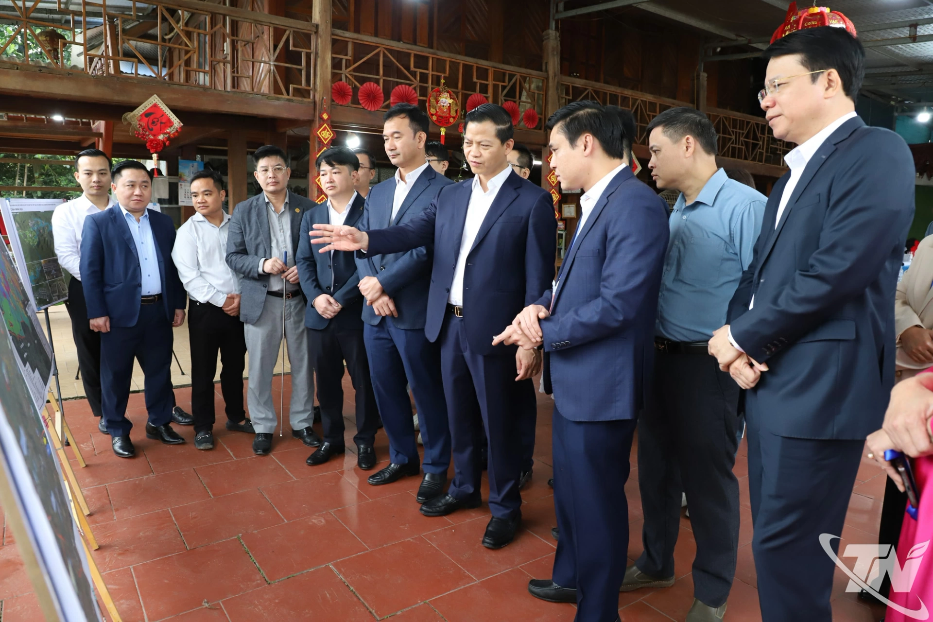 Đồng chí Chủ tịch UBND tỉnh Vương Quốc Tuấn kiểm tra tại hồ Ghềnh Chè.