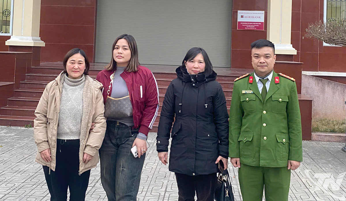 Cán bộ Công an xã Võ Nhai hỗ trợ công dân làm thủ tục trả lại tiền do chuyển khoản nhầm.