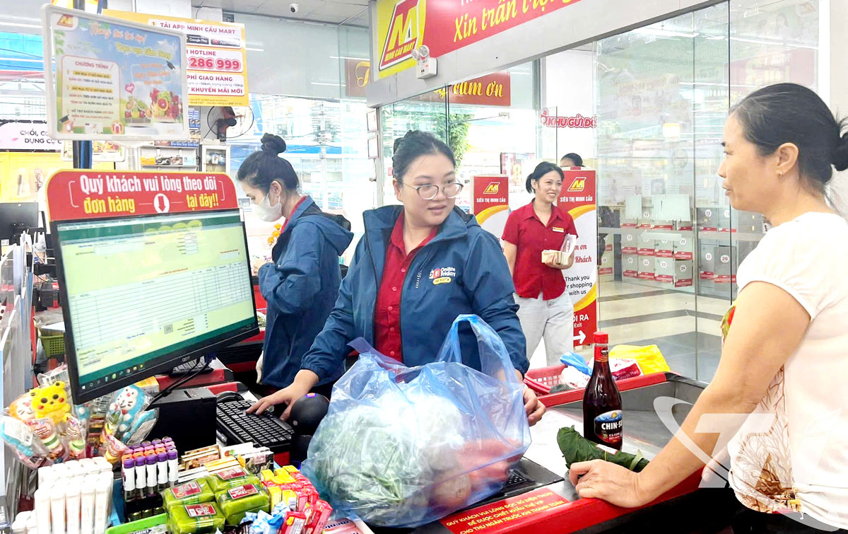 Không khí mua sắm sôi động tại Siêu thị Minh Cầu, nơi người tiêu dùng được hưởng nhiều ưu đãi giảm giá trong sự kiện Onliday 2025.