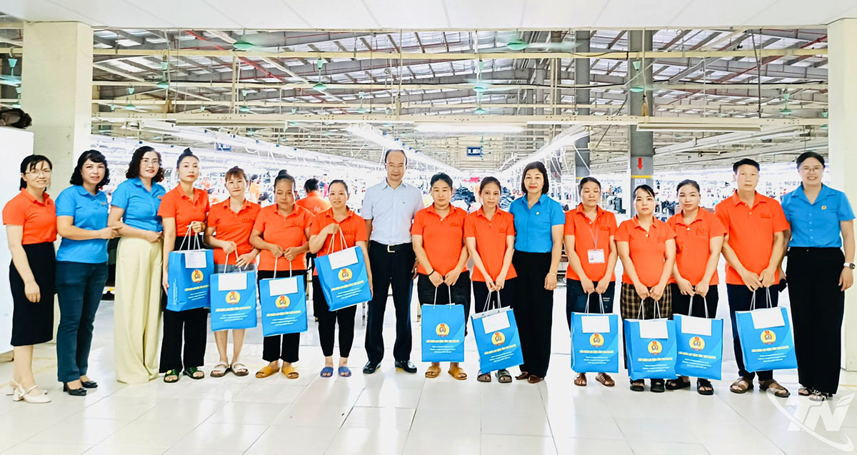 Đồng chí Đỗ Thị Hiền, Phó Chủ tịch Ủy ban MTTQ tỉnh, Chủ tịch Liên đoàn Lao động tỉnh trao quà cho công nhân tại Công ty TNHH SHINTS BVT Chi nhánh Thái Nguyên