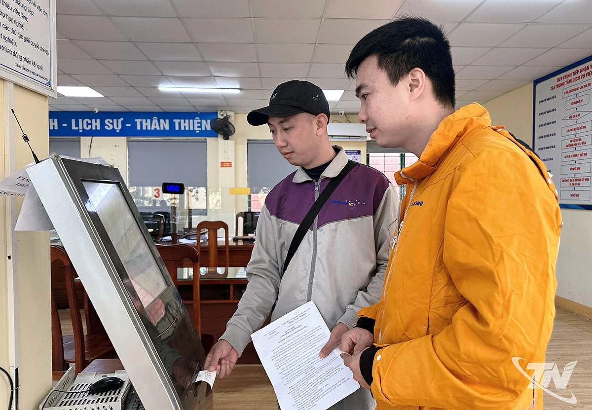 Người lao động lấy số tự động để giao dịch    tại Trung tâm Dịch vụ việc làm tỉnh.