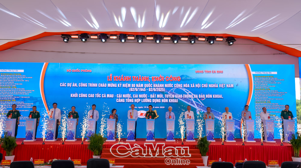 C&aacute;c đại biểu Trung ương v&agrave; địa phương đ&atilde; thực hiện nghi thức khởi c&ocirc;ng 3 c&ocirc;ng tr&igrave;nh trọng điểm.