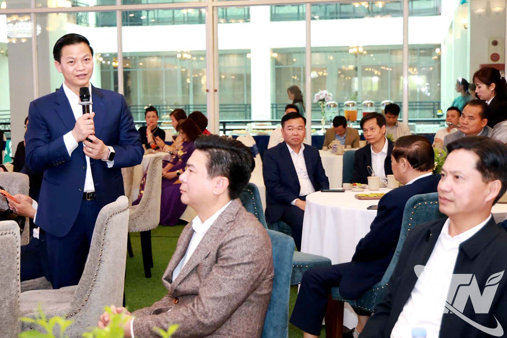 Đồng chí Chủ tịch UBND tỉnh Vương Quốc Tuấn phát biểu với tại chương trình Trà sáng cùng doanh nhân.