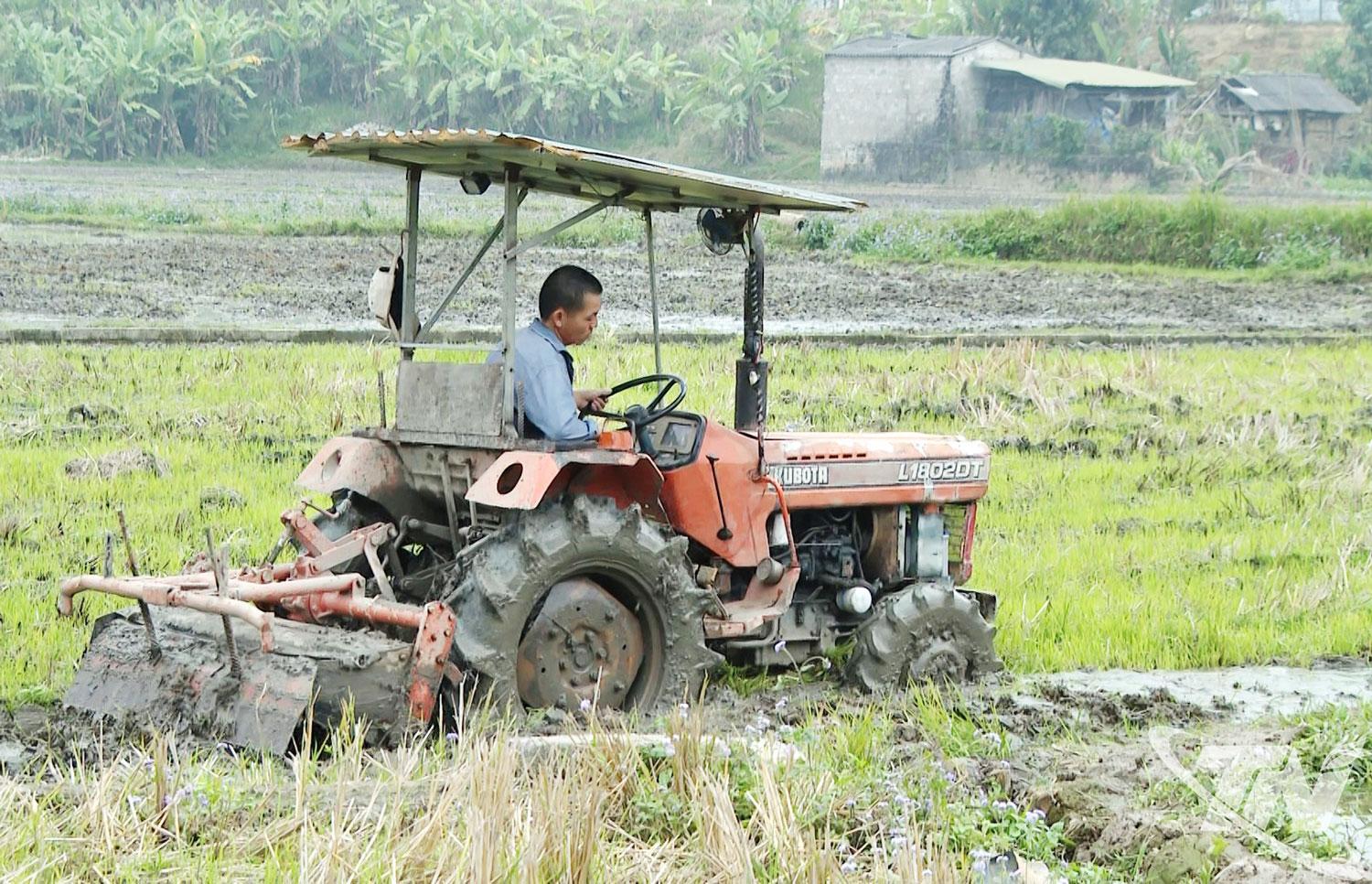 Nông dân thôn Nà Dì (xã Phong Quang) khẩn trương làm đất chuẩn bị gieo trồng vụ xuân.